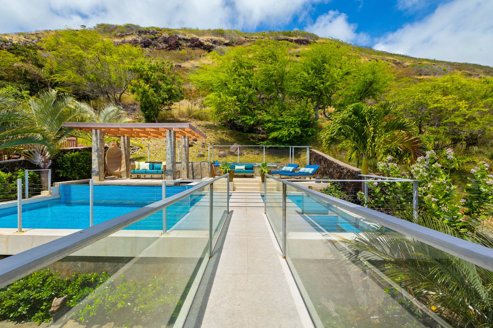 Honolulu Vacation Rentals, Villa Luana - Private hotel-style pool area, with lounge seating!