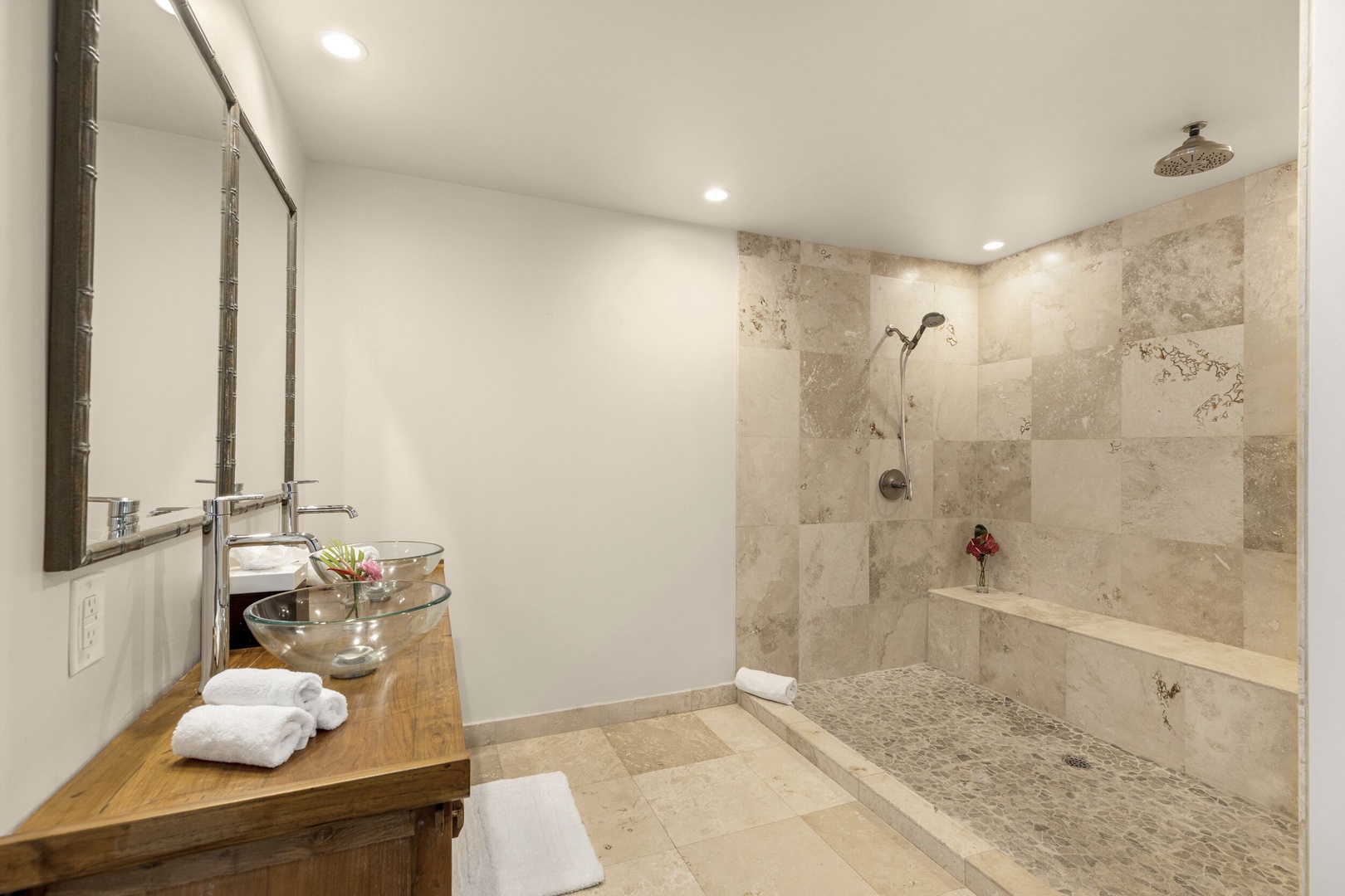 Honolulu Vacation Rentals, Kahala Breeze - Primary bathroom.