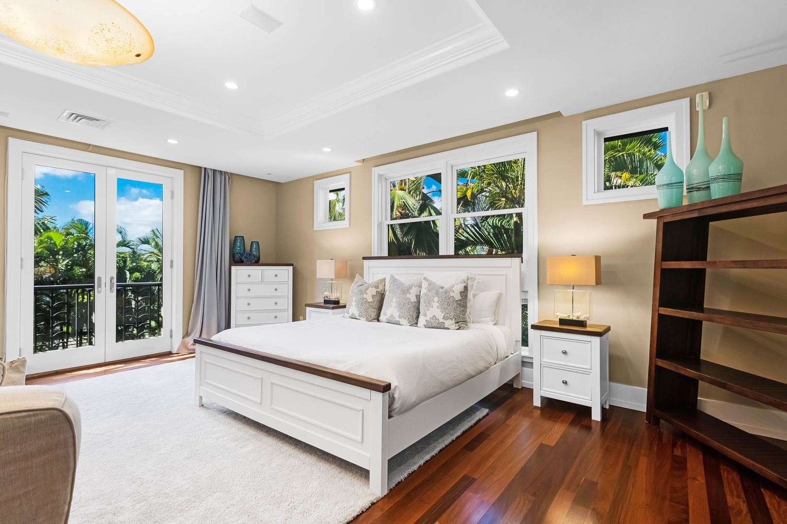 Honolulu Vacation Rentals, Pili Pono - Peaceful studio suite with soft tones and views of tropical greenery.