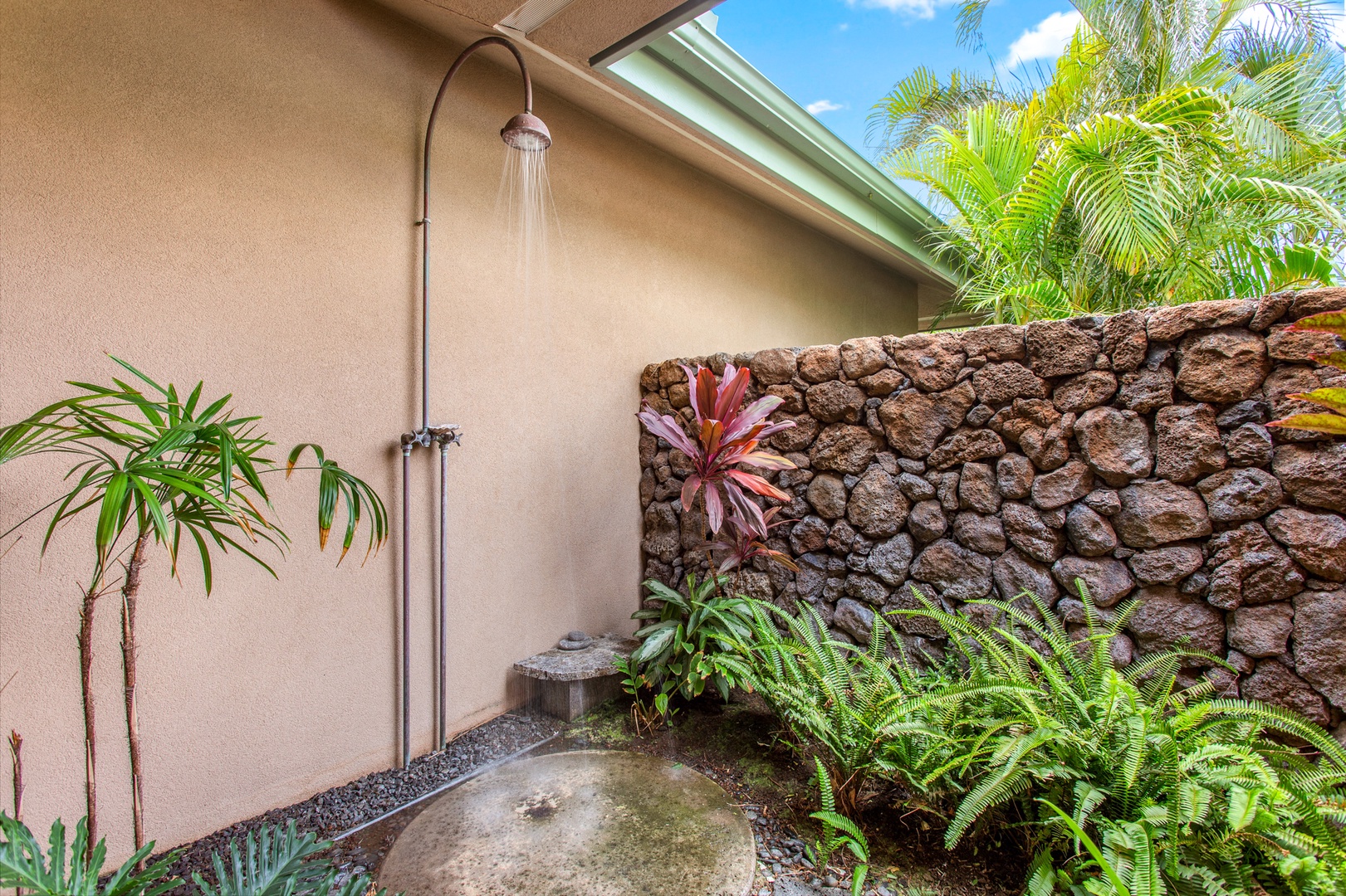 Kamuela Vacation Rentals, 3BD Wai'ula'ula Villa (312) at Mauna Kea Resort - Rinse off under the open sky after a dip in the pool — a quintessential island luxury.
