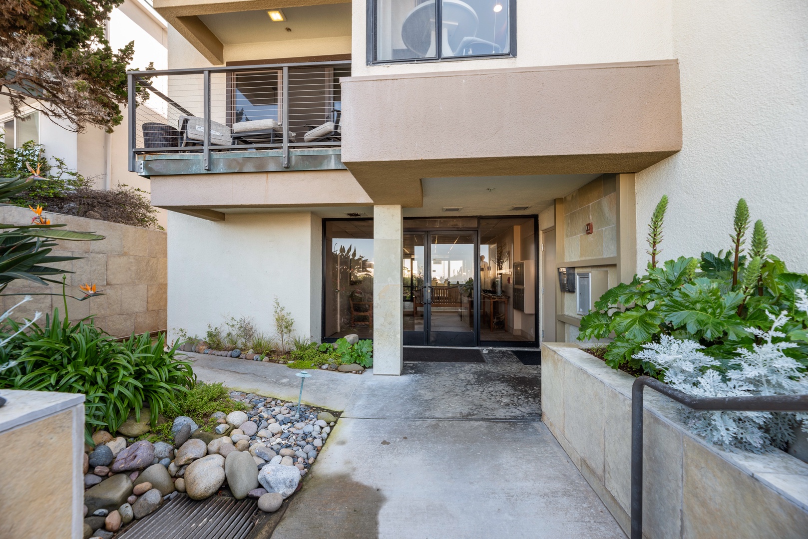 La Jolla Vacation Rentals, Oceanfront La Jolla Cove Condo - Building entrance