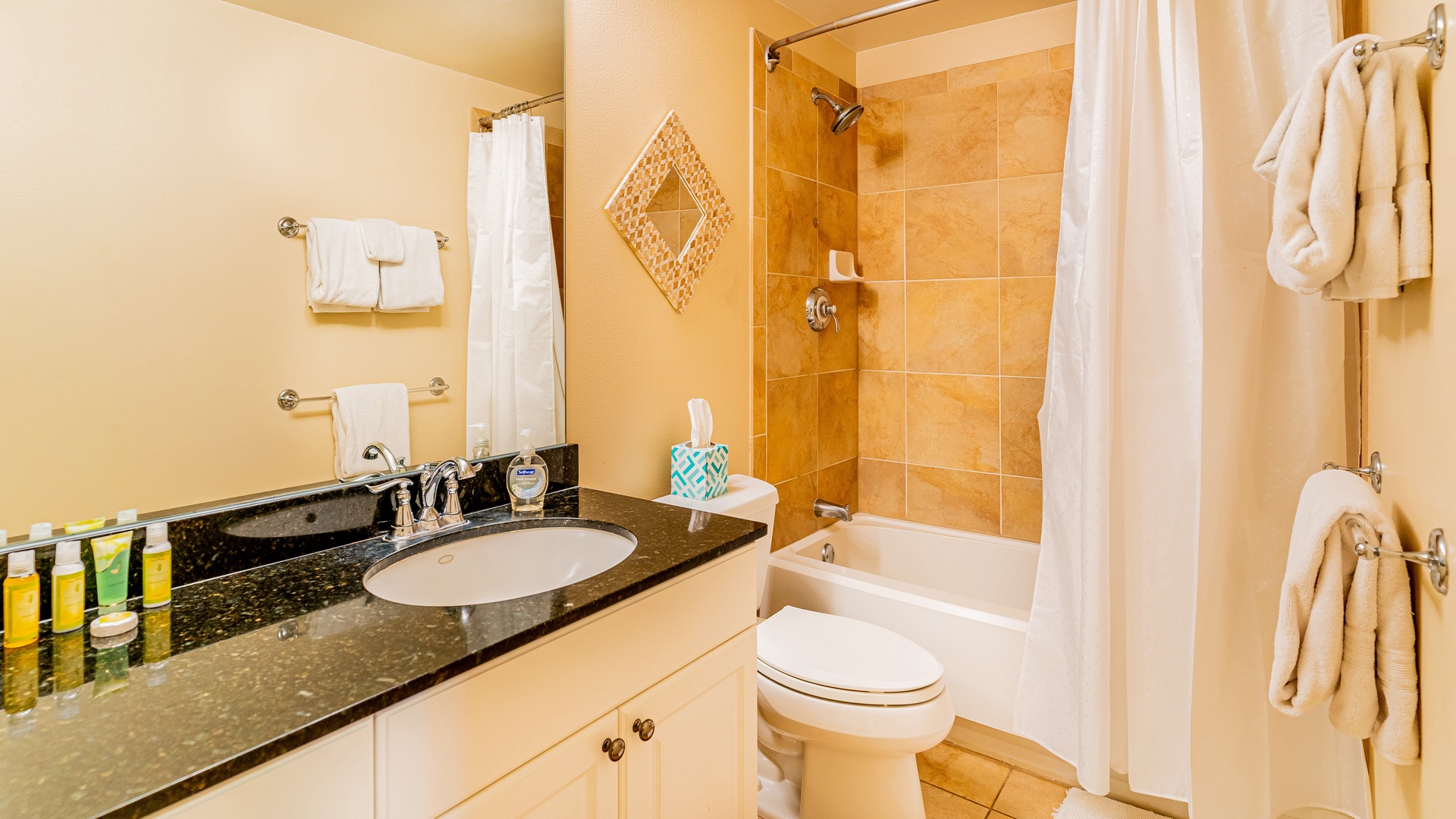 Kapolei Vacation Rentals, Ko Olina Kai 1033C - The first floor bathroom with a shower and tub combo.