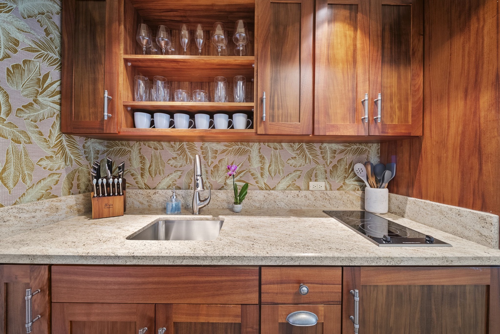 Honolulu Vacation Rentals, Kaimana Breeze - Island-inspired kitchenette with tropical backsplash and custom cabinetry, perfect for casual cooking.