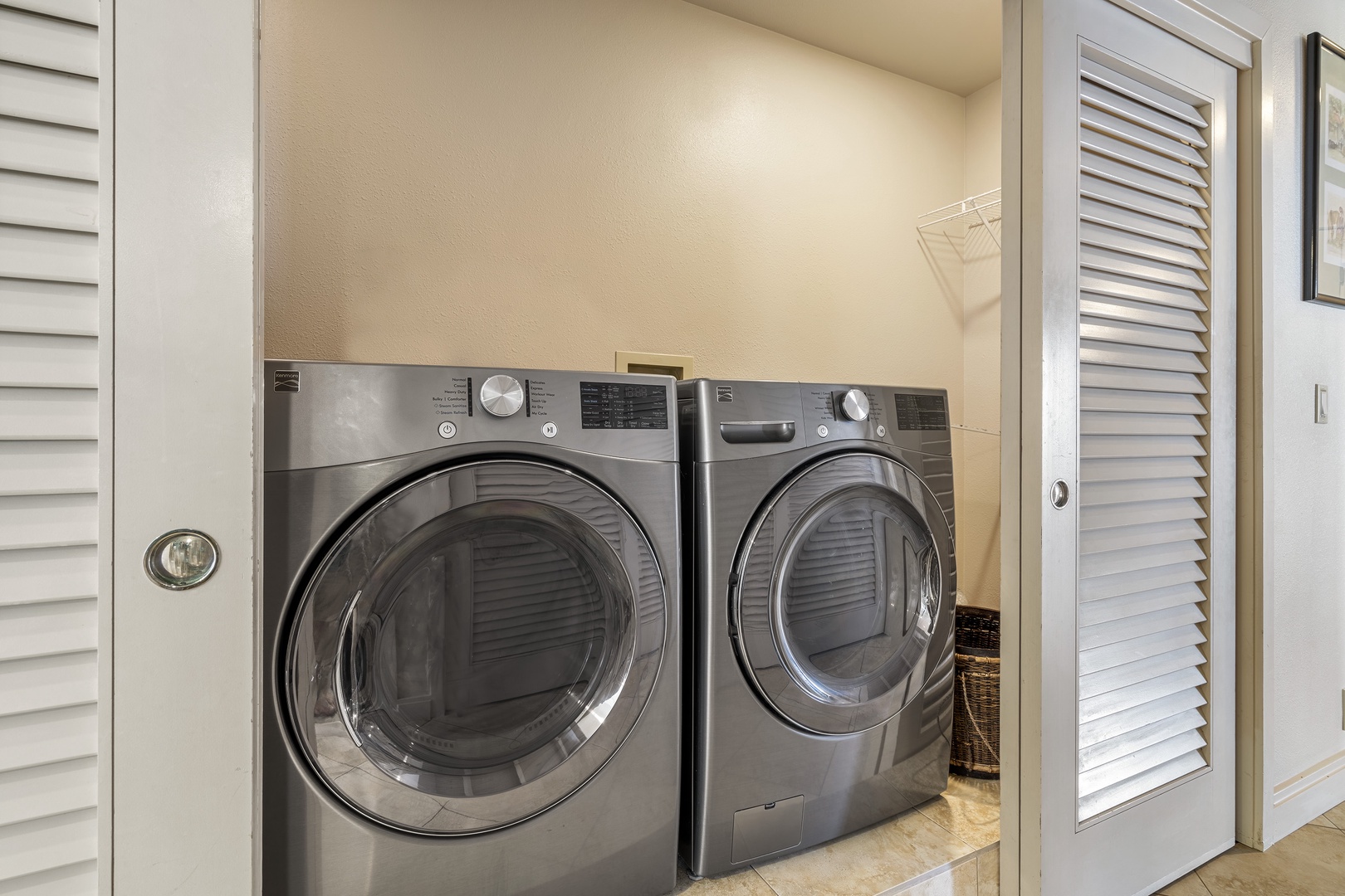 Kailua Kona Vacation Rentals, Ali'i Point #12 - Full-sized laundry machines onsite—convenient for extended stays and beach days alike.