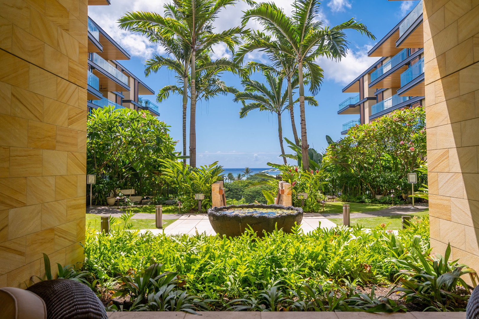 Honolulu Vacation Rentals, Park Lane Getaway - Lush garden seating surrounded by tropical palms – a serene escape.