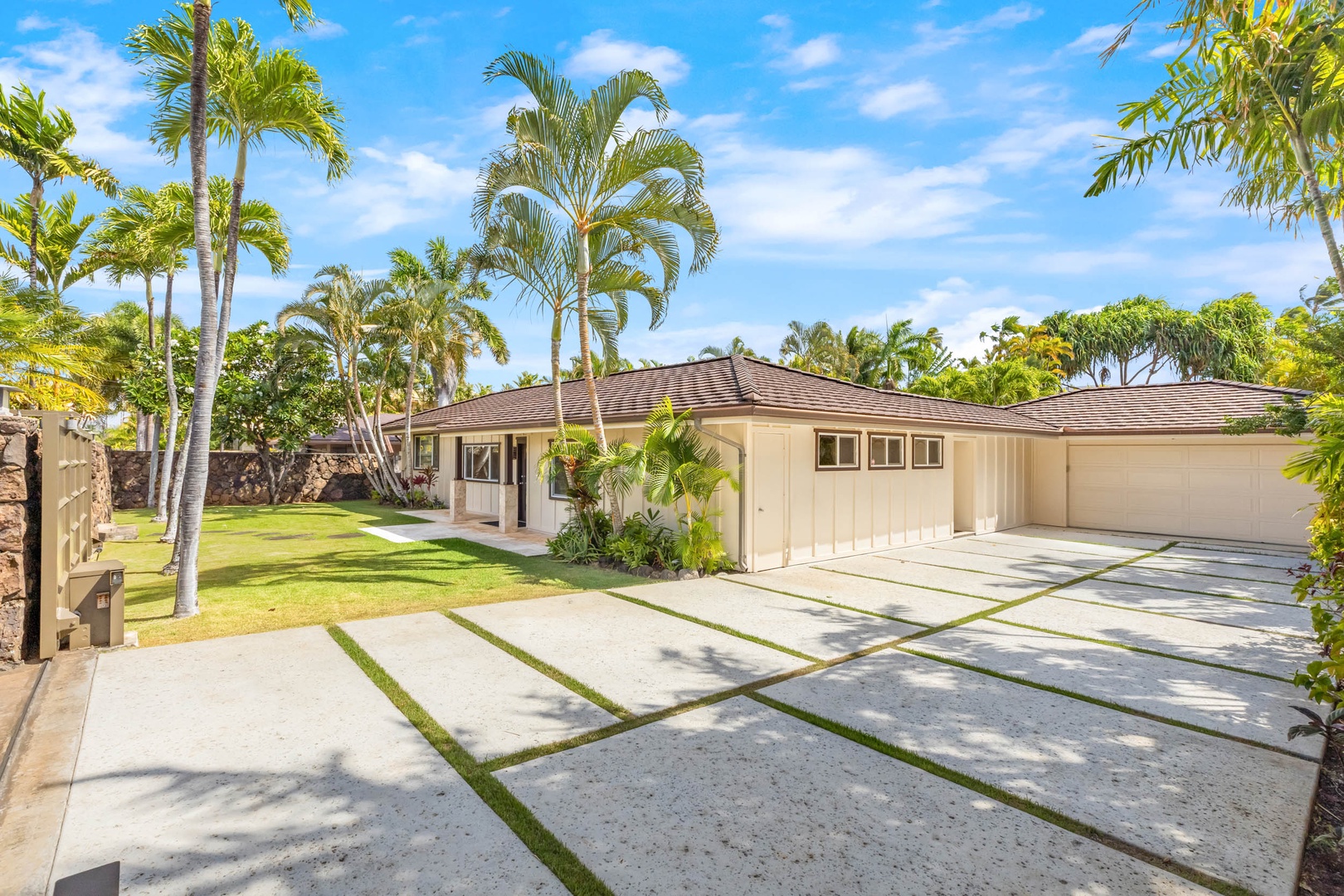 Honolulu Vacation Rentals, Kahala Breeze - The driveway.