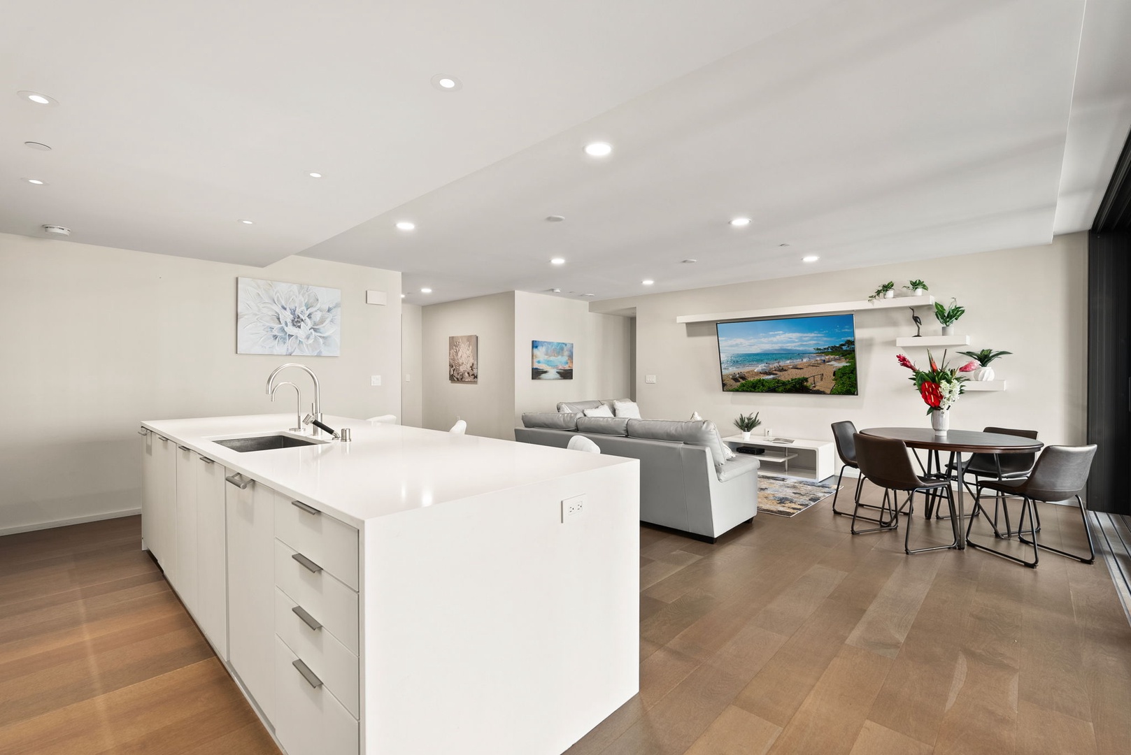 Honolulu Vacation Rentals, Park Lane Getaway - Modern kitchen with island seating – perfect for gathering around.