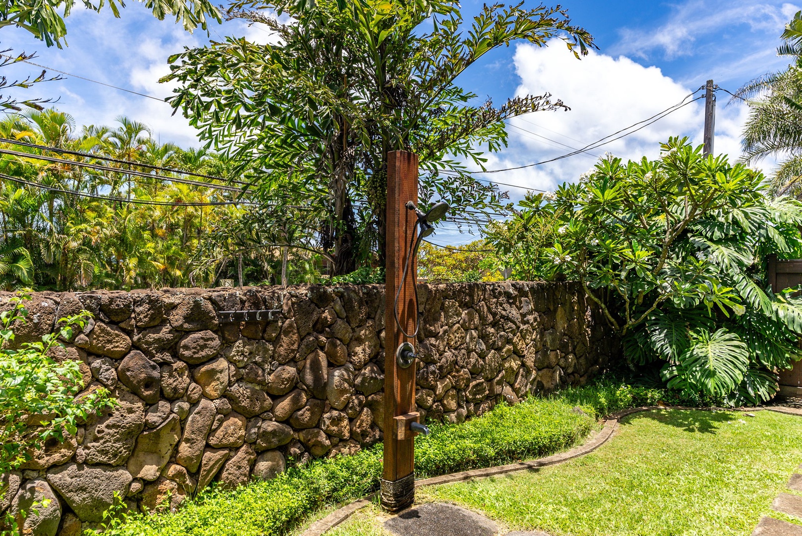 Haleiwa Vacation Rentals, Kealoha Tropical Beach Villa - Outdoor warm shower.