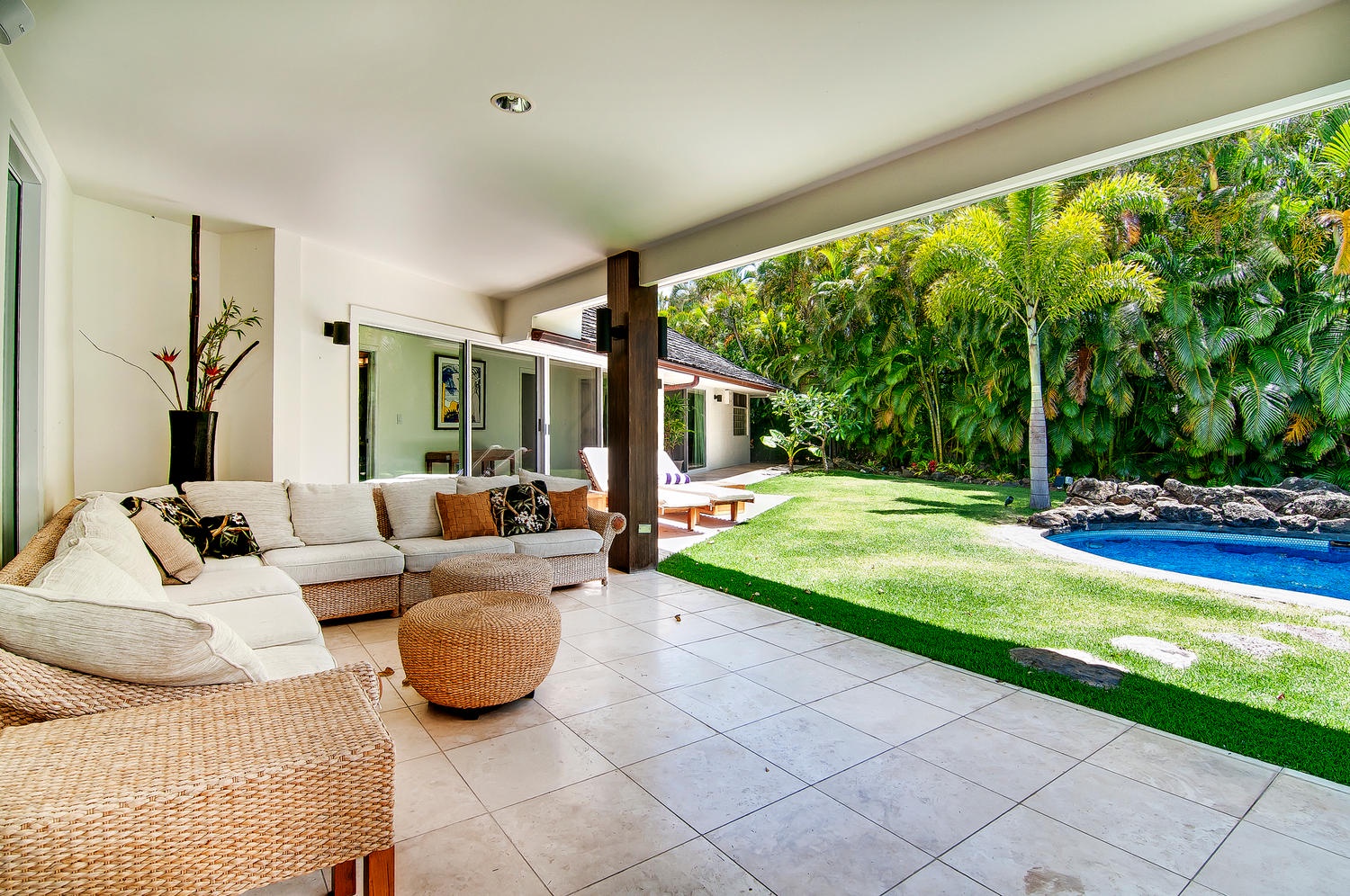 Honolulu Vacation Rentals, Kahala Lani - Lounge Seating on Covered Lanai