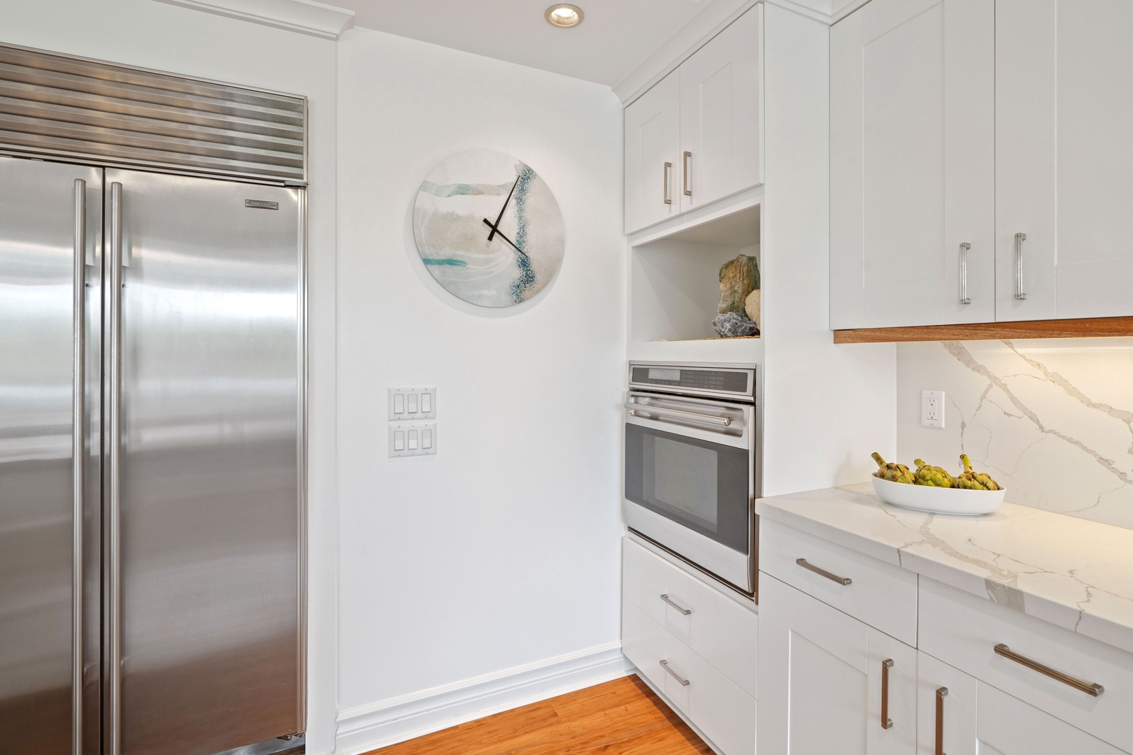 Princeville Vacation Rentals, Tropical Elegance - Stay on time with this chic wall clock while preparing meals in a well-equipped kitchen, perfect for holiday stays.