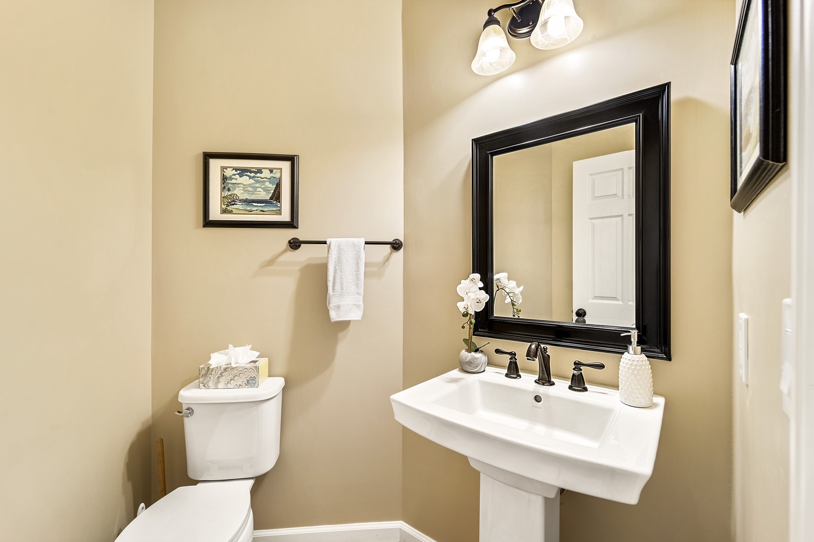 Kailua Kona Vacation Rentals, Lymans Bay Hale - Half bathroom near the great room