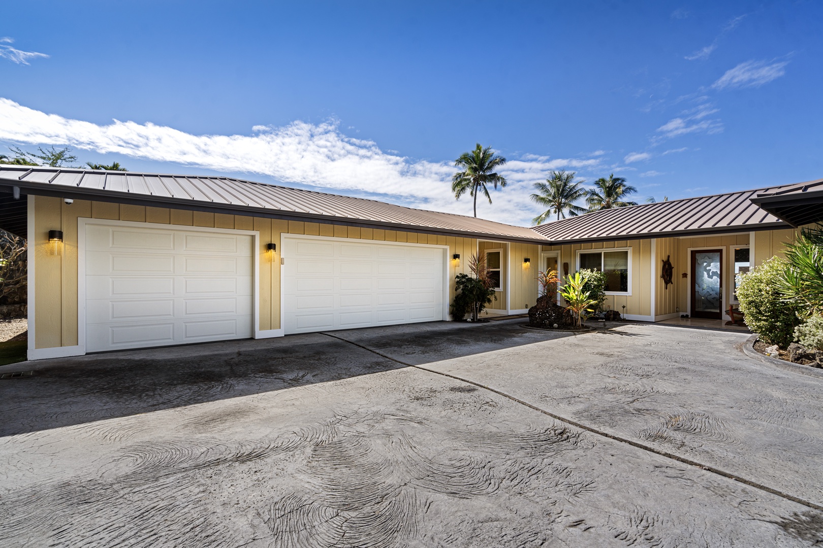 Kailua Kona Vacation Rentals, Ohana le'ale'a - Spacious driveway welcomes you to your peaceful Hawaiian getaway.