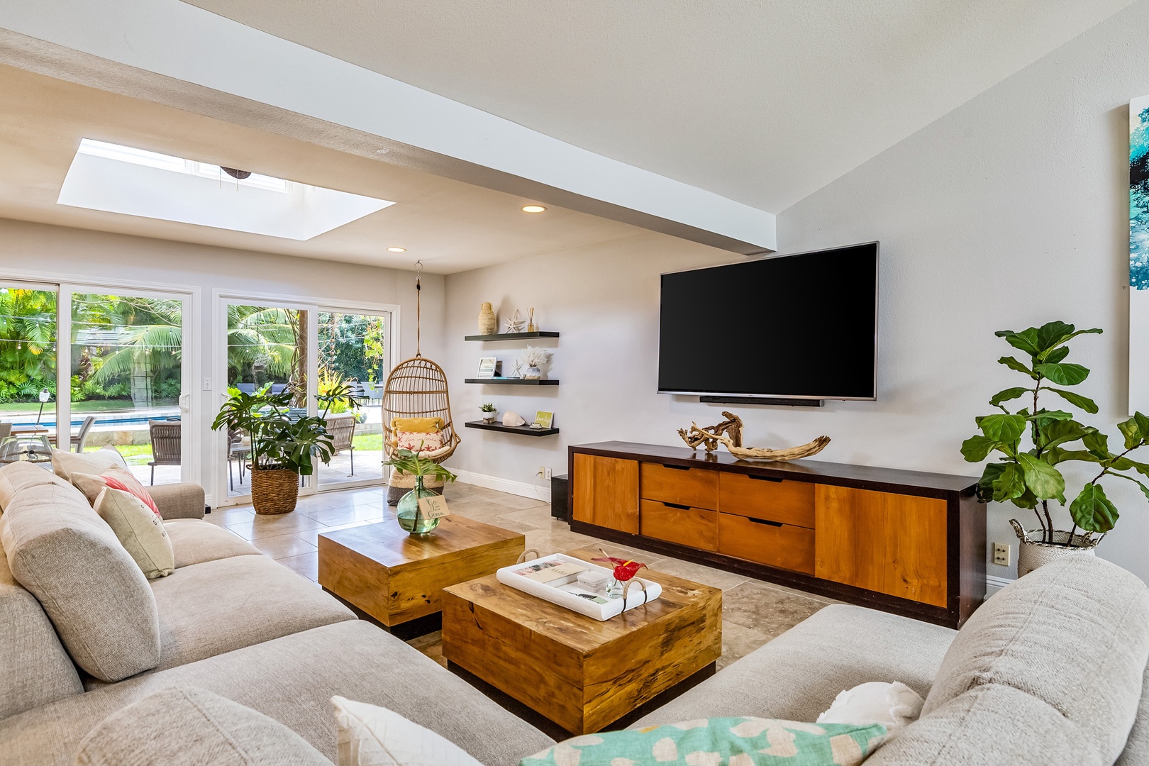 Honolulu Vacation Rentals, Hale Ho'omaha - Gather with loved ones for a movie night or catch up on your favorite TV shows