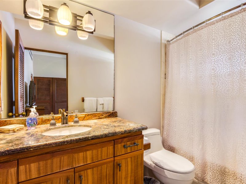 Kailua Kona Vacation Rentals, Blue Water - Guest bedroom ensuite with tub/shower combo