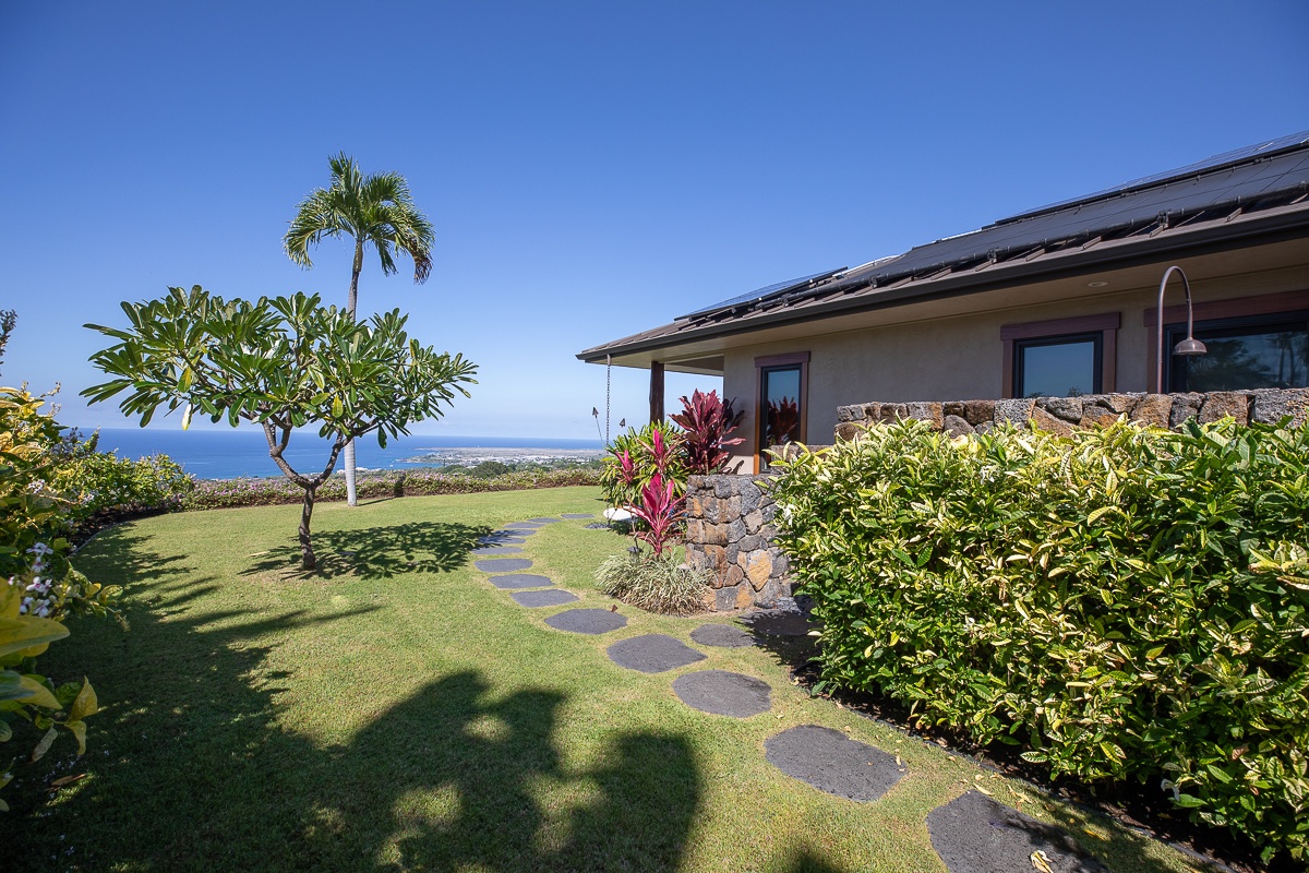 Kailua Kona Vacation Rentals, Hale La'i - You'll be right by the Ocean!