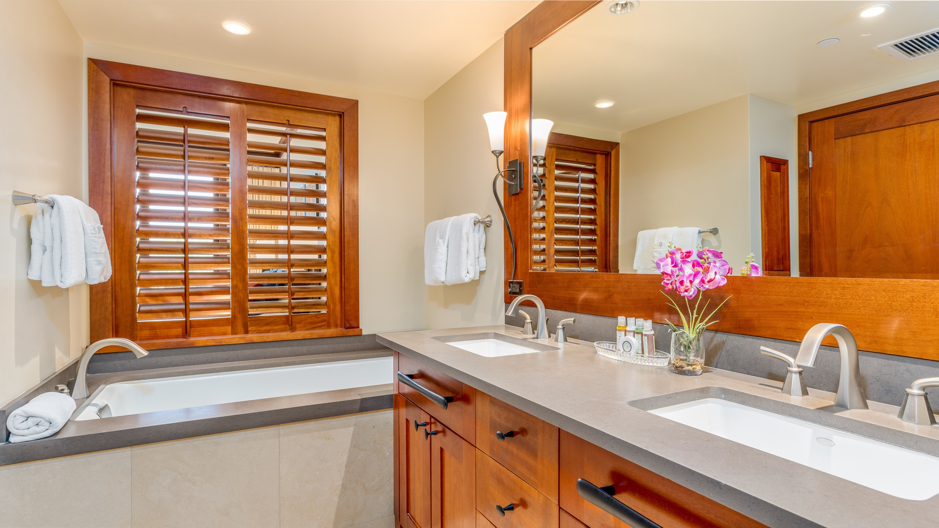Kapolei Vacation Rentals, Ko Olina Beach Villas O305 - The primary guest bathroom with a large soaking tub.