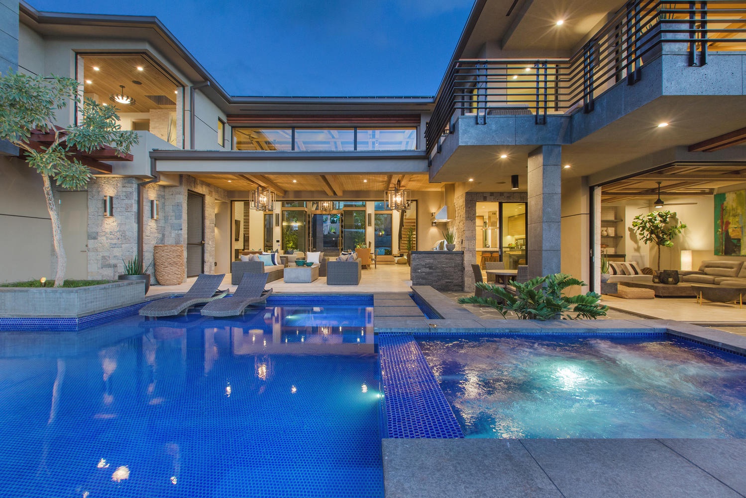 Honolulu Vacation Rentals, Ocean House - Pool courtyard at twilight.