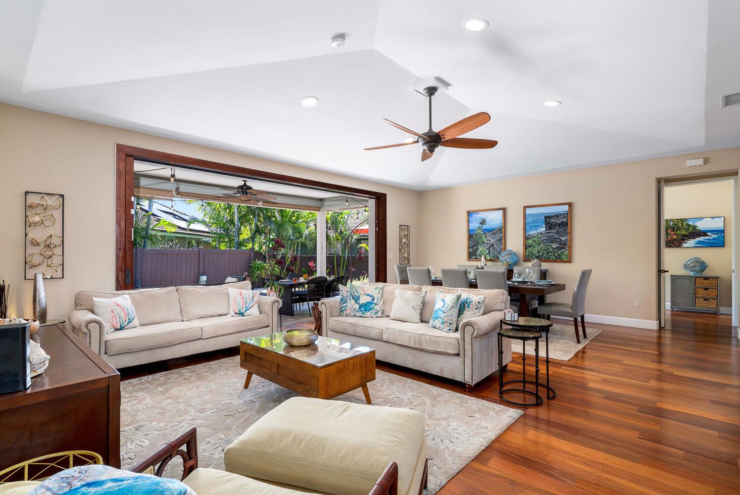 Kailua Kona Vacation Rentals, Holua Kai #32 - The bright and airy living area has high ceilings and central AC.