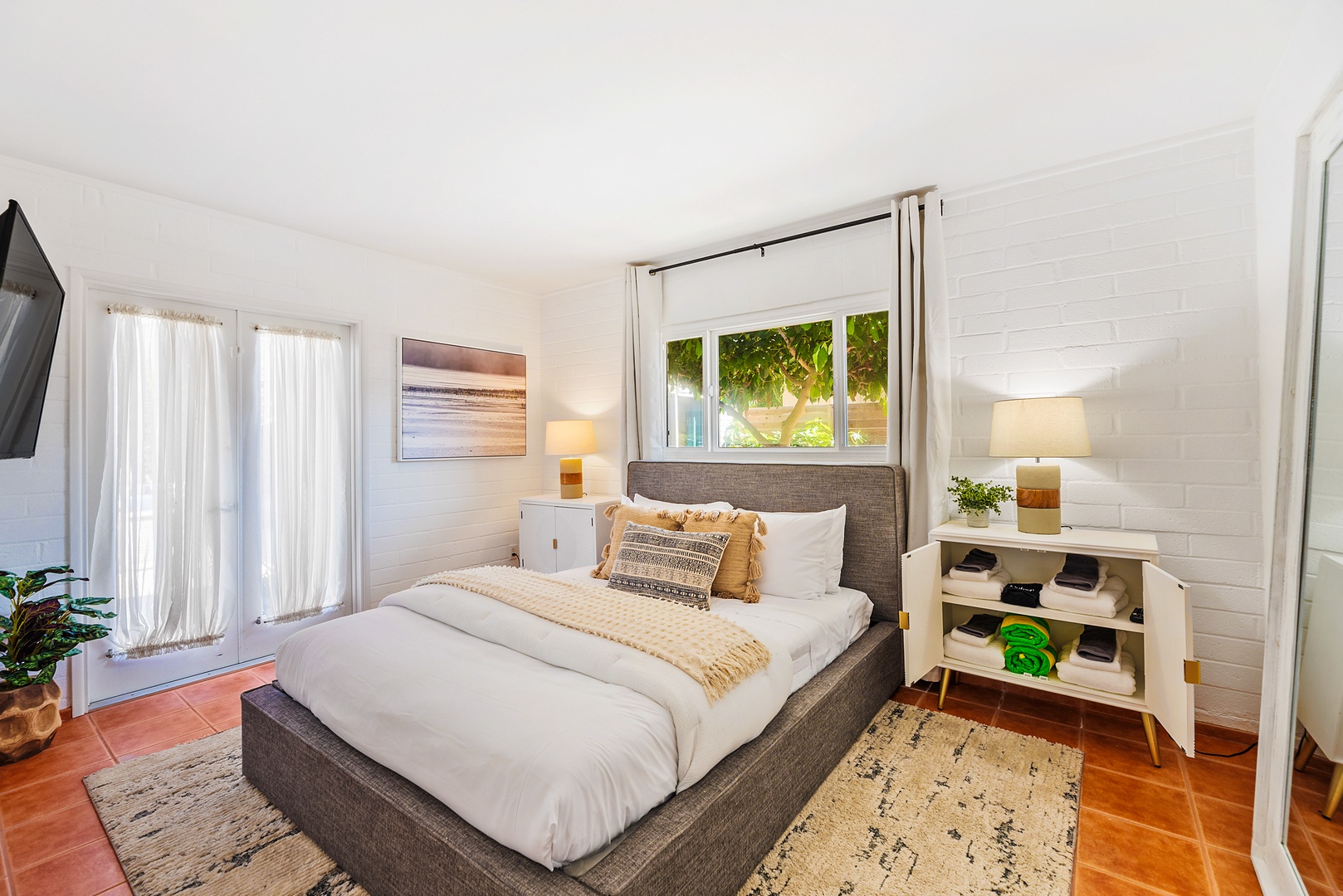 La Jolla Vacation Rentals, Hemingway's Beach House - Guest bedroom with queen bed