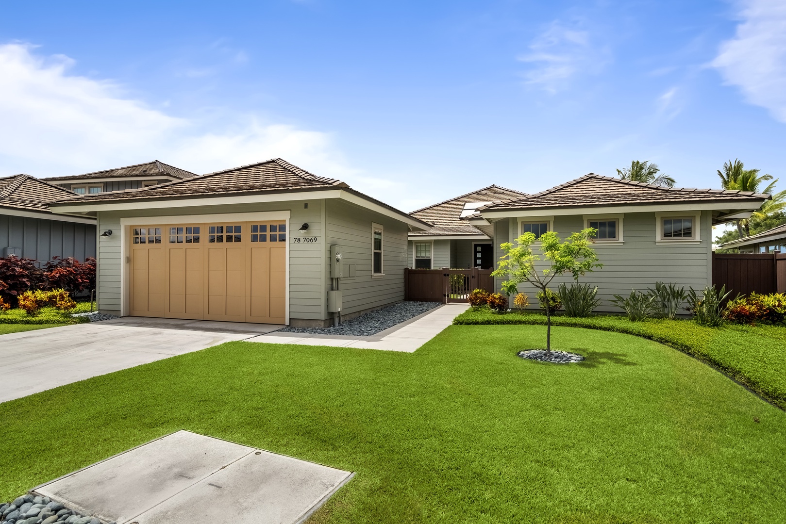 Kailua Kona Vacation Rentals, Holua Kai #27 - Manicured lawn to enjoy