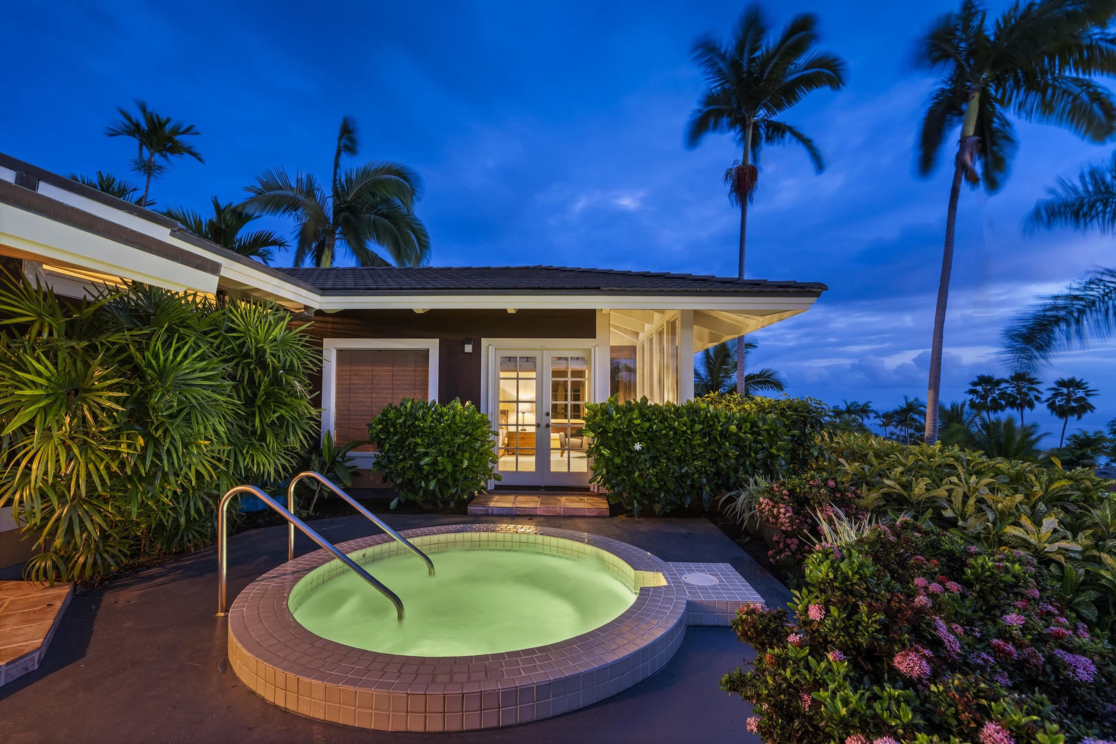 Kailua Kona Vacation Rentals, Pineapple House - Star gaze while relaxing after a long day of exploring