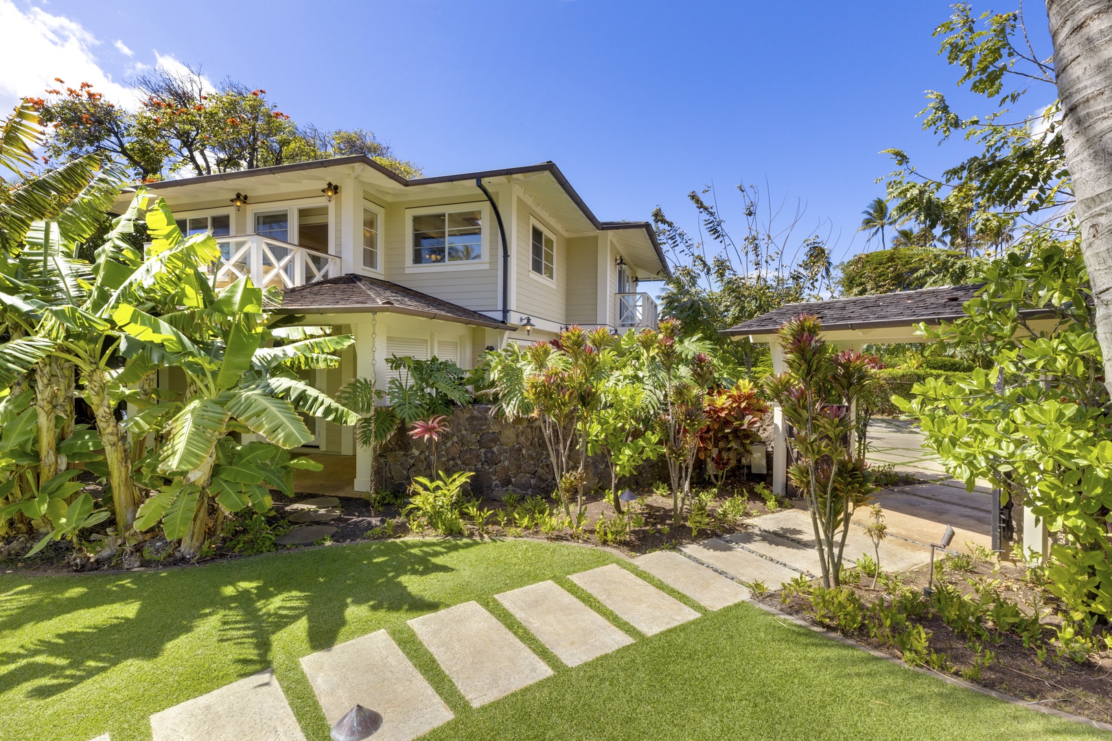 Honolulu Vacation Rentals, Kahala Beachside Estate - Separate Carriage House, above the garage