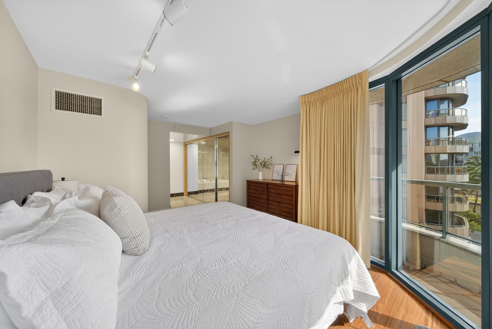 Honolulu Vacation Rentals, Island View at Waikiki Landmark - Breathe easy in this airy bedroom with lanai access and soft morning light throughout.