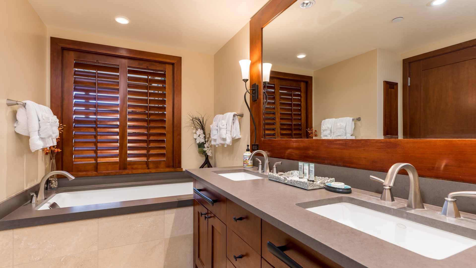 Kapolei Vacation Rentals, Ko Olina Beach Villas O905 - Soak in the wonderful primary bathtub.