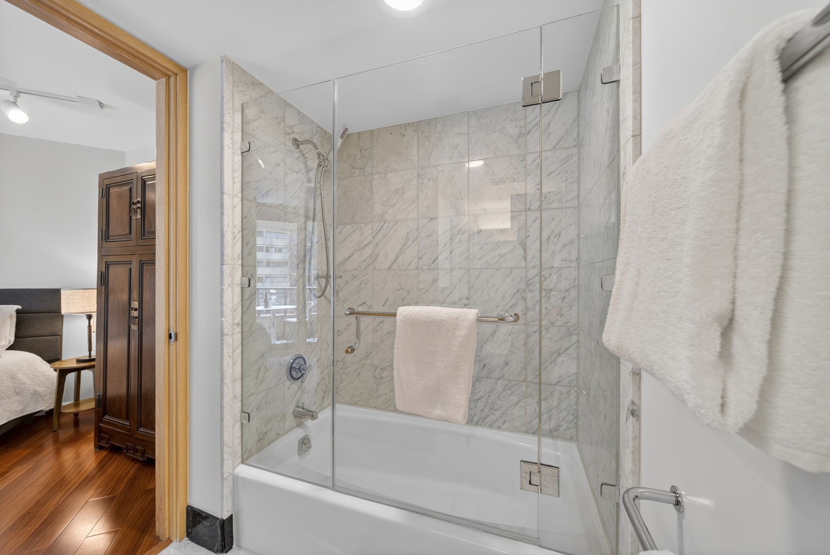 Honolulu Vacation Rentals, Island View at Waikiki Landmark - Enjoy spa-inspired comfort with a soaking tub and glass-enclosed rainfall shower.