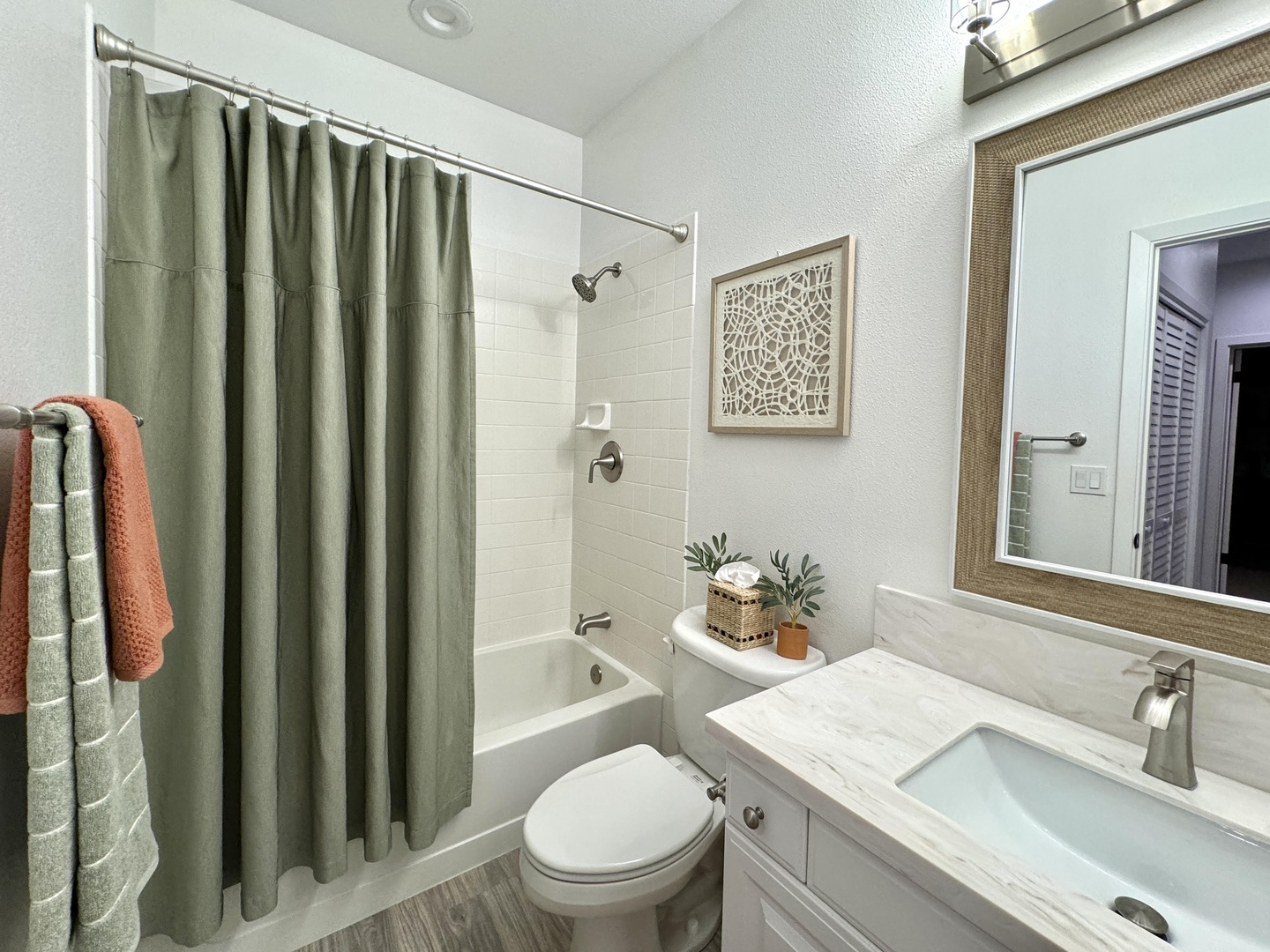 Kapolei Vacation Rentals, Coconut Plantation 1074-1 - Second bathroom features a full-sized tub, ample under-sink storage, and modern fixtures.