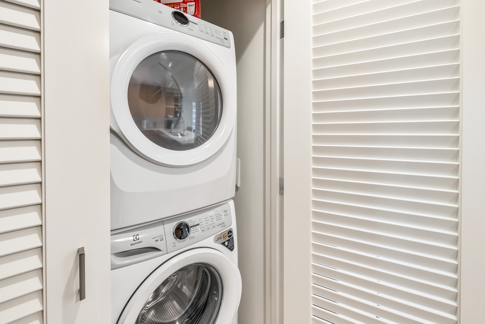 Honolulu Vacation Rentals, Sky Ala Moana #1701 - An in unit washer and dryer for convenience.