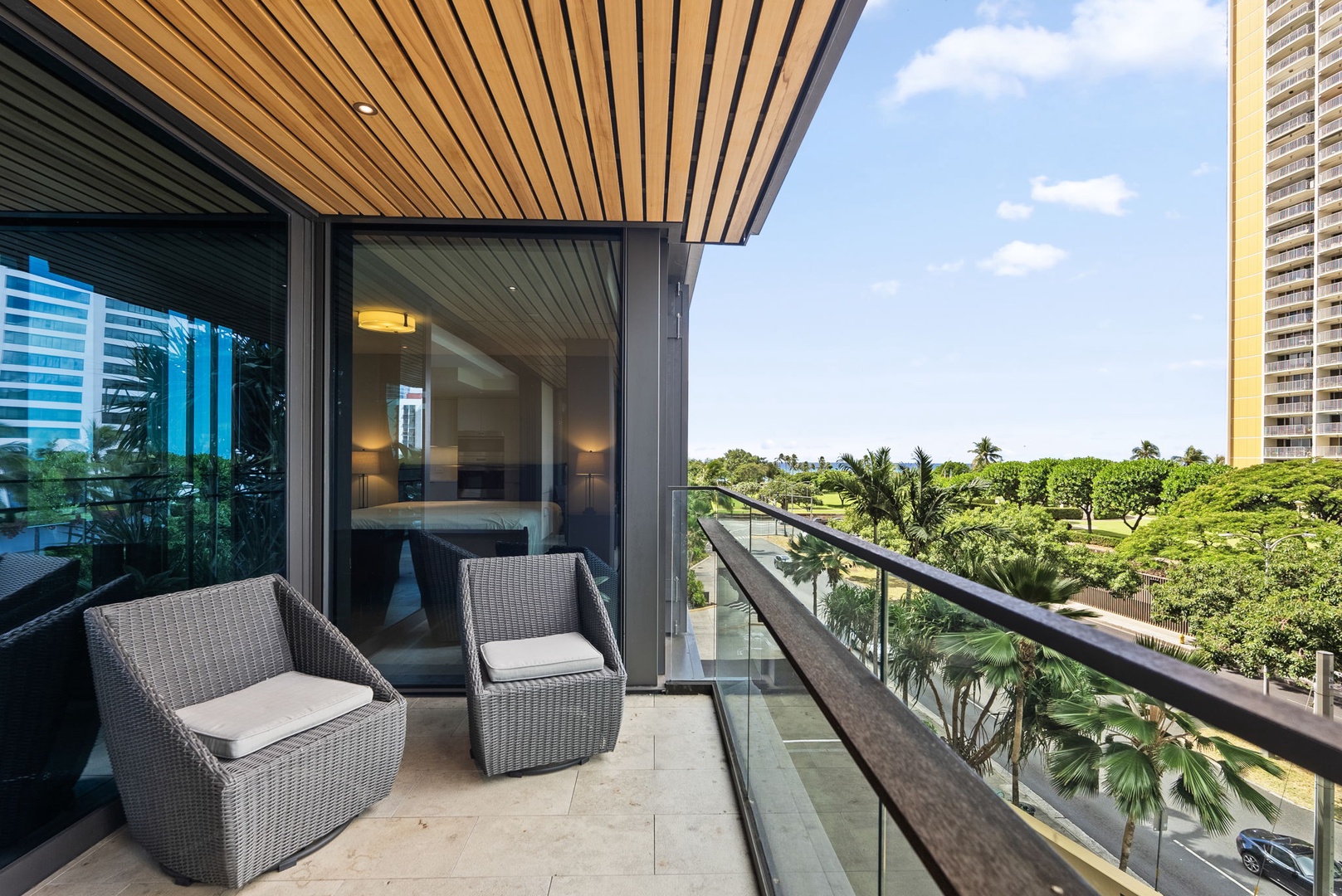 Honolulu Vacation Rentals, Park Lane Getaway - Modern outdoor retreat with cozy chairs and lush surroundings.