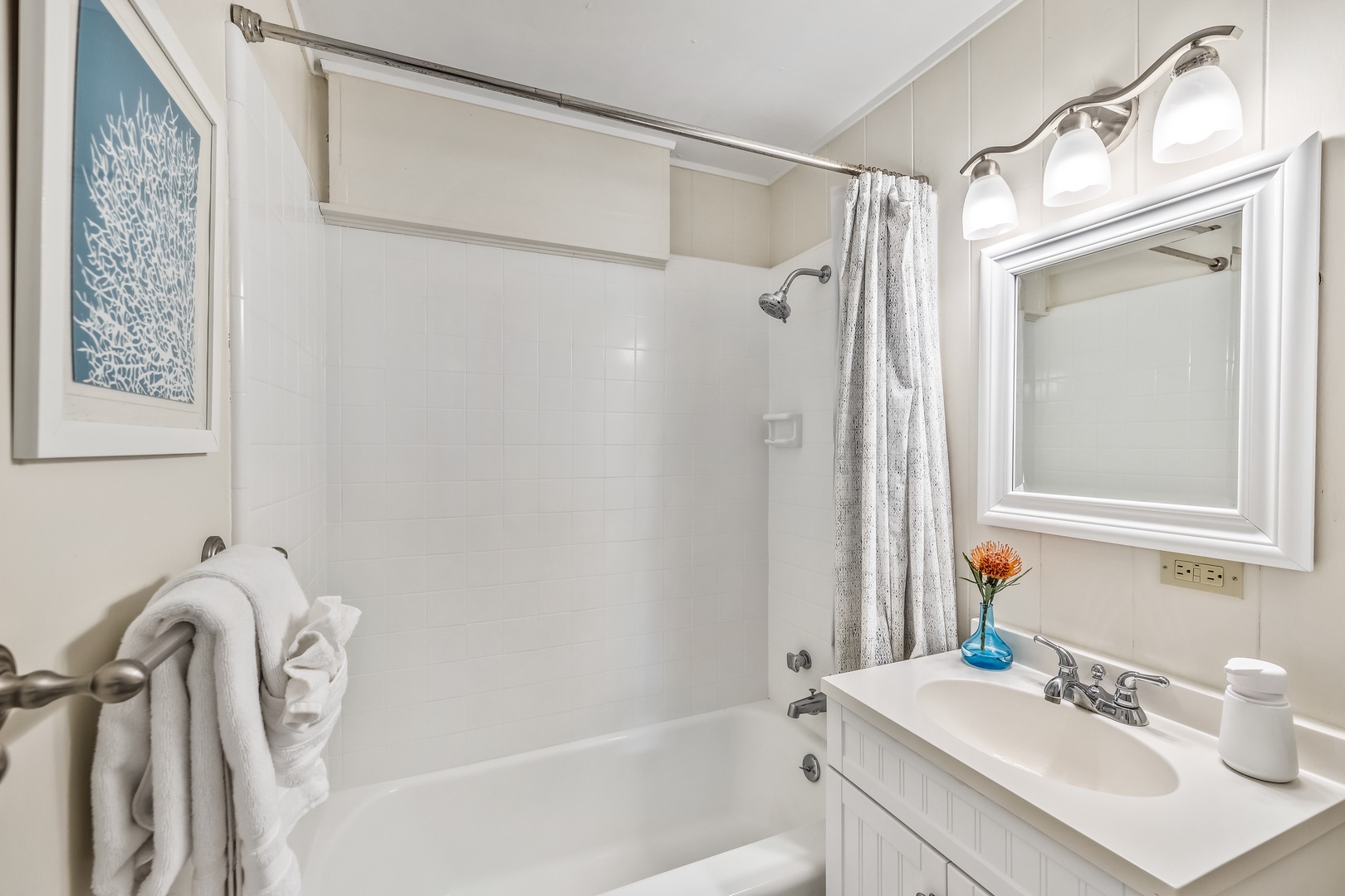 Honolulu Vacation Rentals, Kahala Cottage - Hall bathroom for primary and twin bedroom.