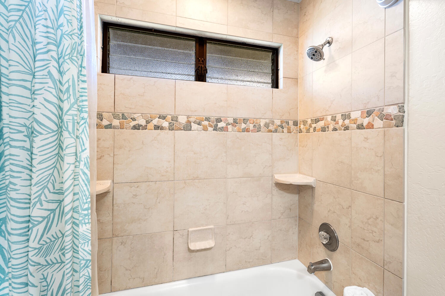 Kailua Kona Vacation Rentals, Kanaloa at Kona 3304 - Shower and tub combo with elegant tile detail in the shared bathroom.