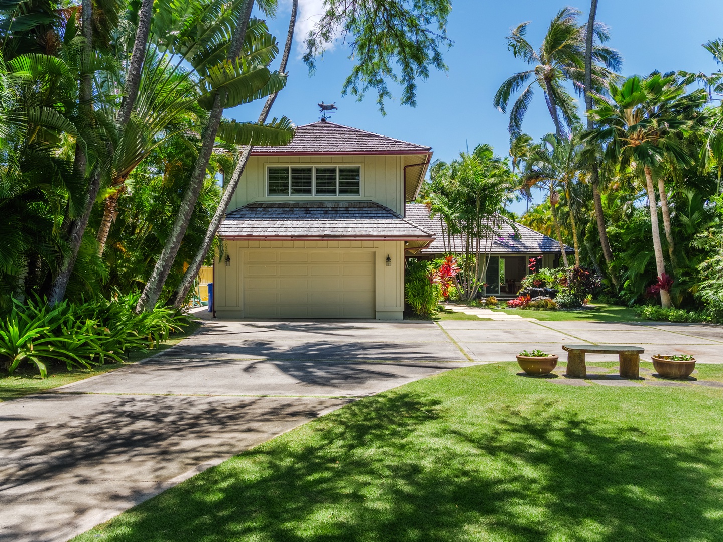 Honolulu Vacation Rentals, Paradise Beach Estate - The grand driveway