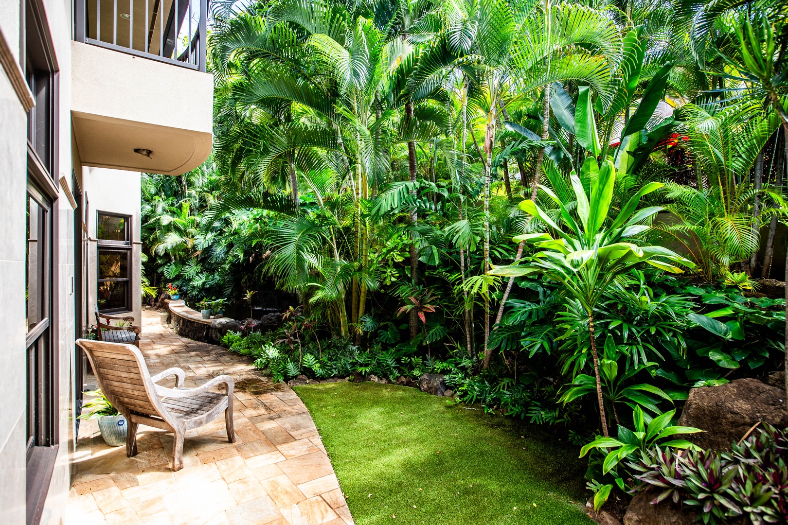 Honolulu Vacation Rentals, Pili Pono - Private backyard garden space with stone path and lawn.