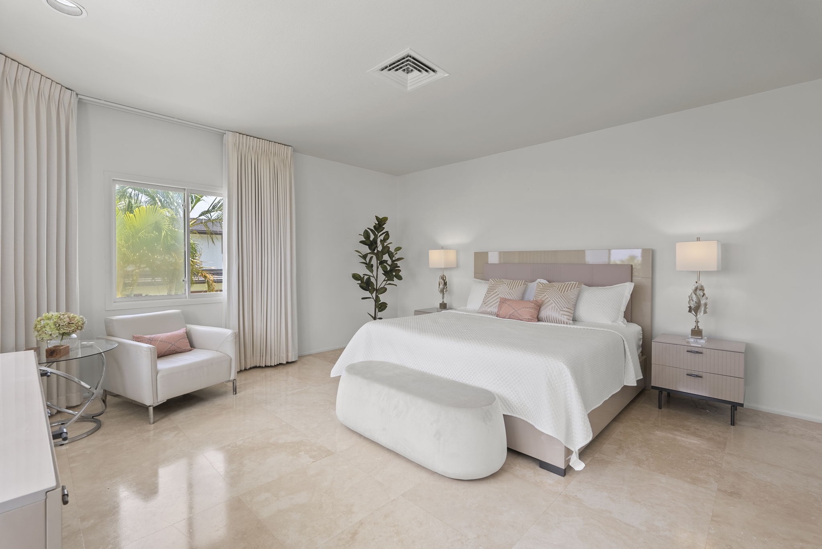 Honolulu Vacation Rentals, Paradise Beach Estate - Elevated with designer touches, this spacious suite features soft textures, ample light, and ultimate privacy.