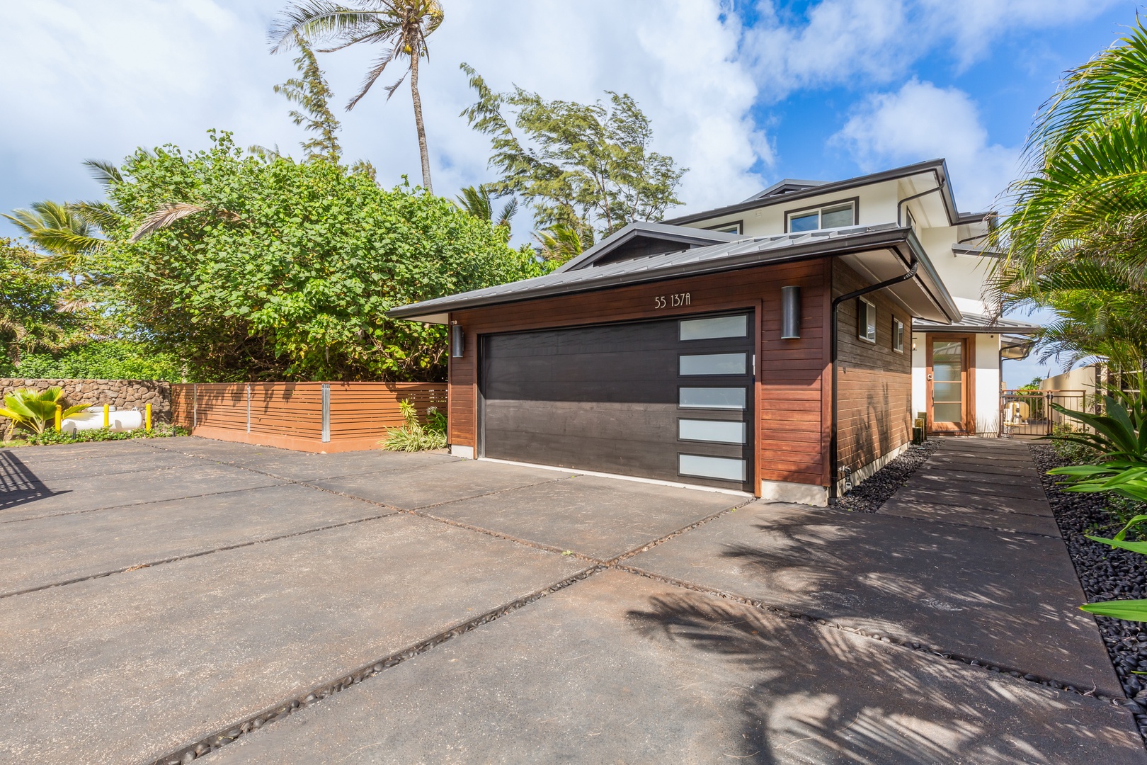 Laie Vacation Rentals, Majestic Mahakea Oceanfront Oasis - Spacious driveway with ample parking space for a worry-free vacation.