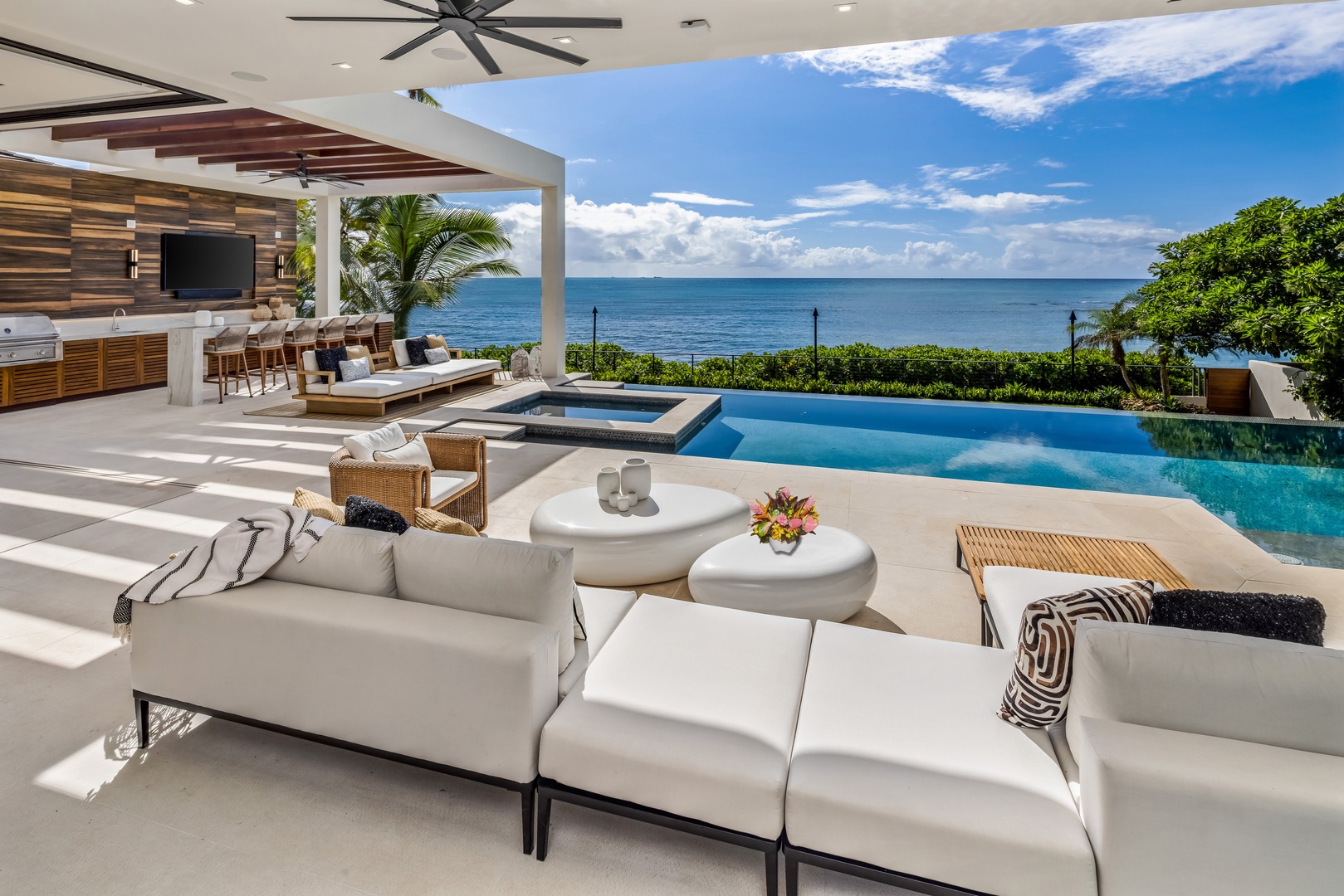 Honolulu Vacation Rentals, Diamond Head Grand Escape - Gather for afternoon cocktails or evening stargazing in this open-air sitting area with ocean views.