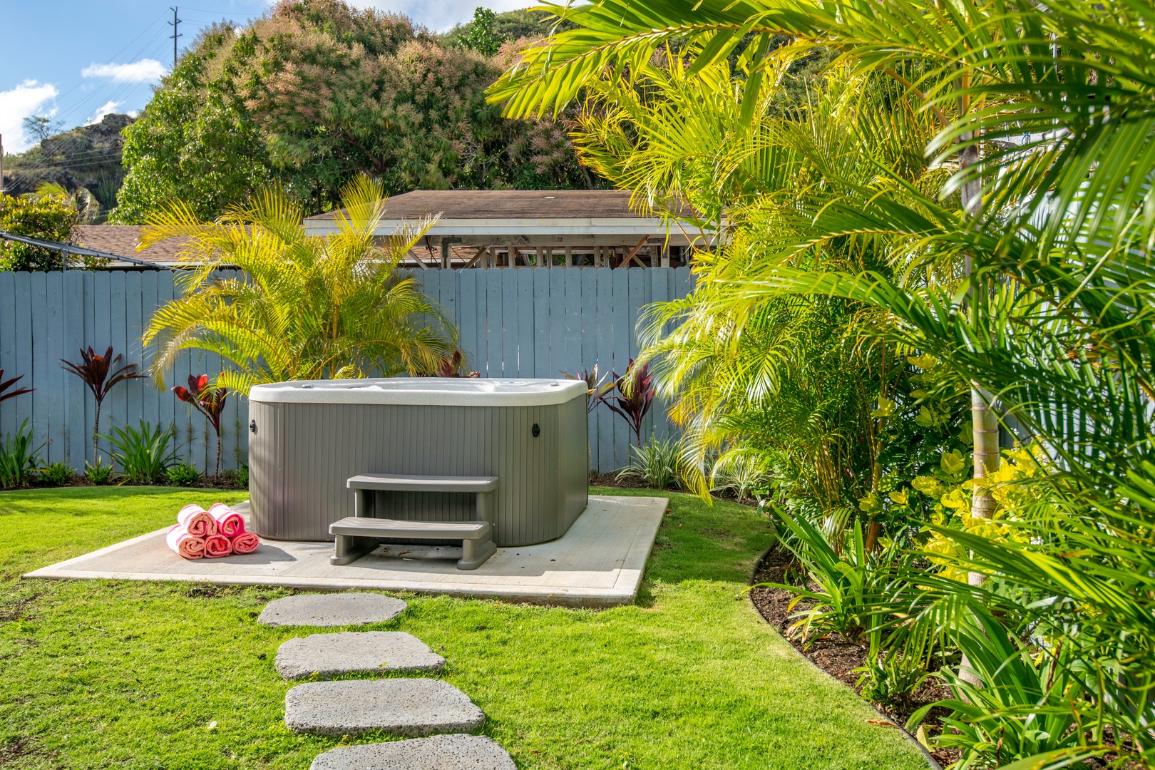 Honolulu Vacation Rentals, Holoholo Hale - The private spa area in the back yard!