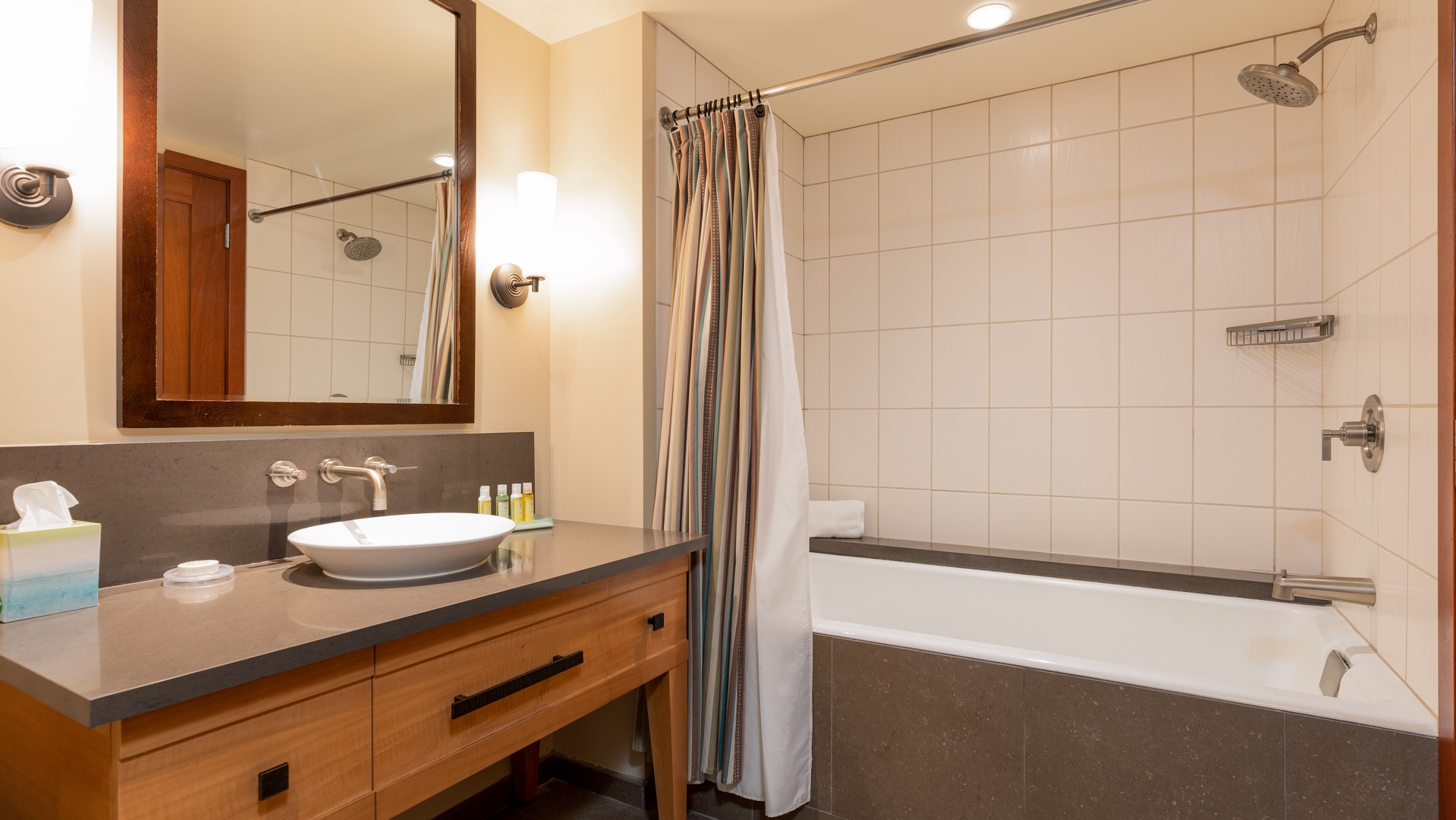 Kapolei Vacation Rentals, Ko Olina Beach Villas B309 - The second guest bathroom has a shower and tub combo.