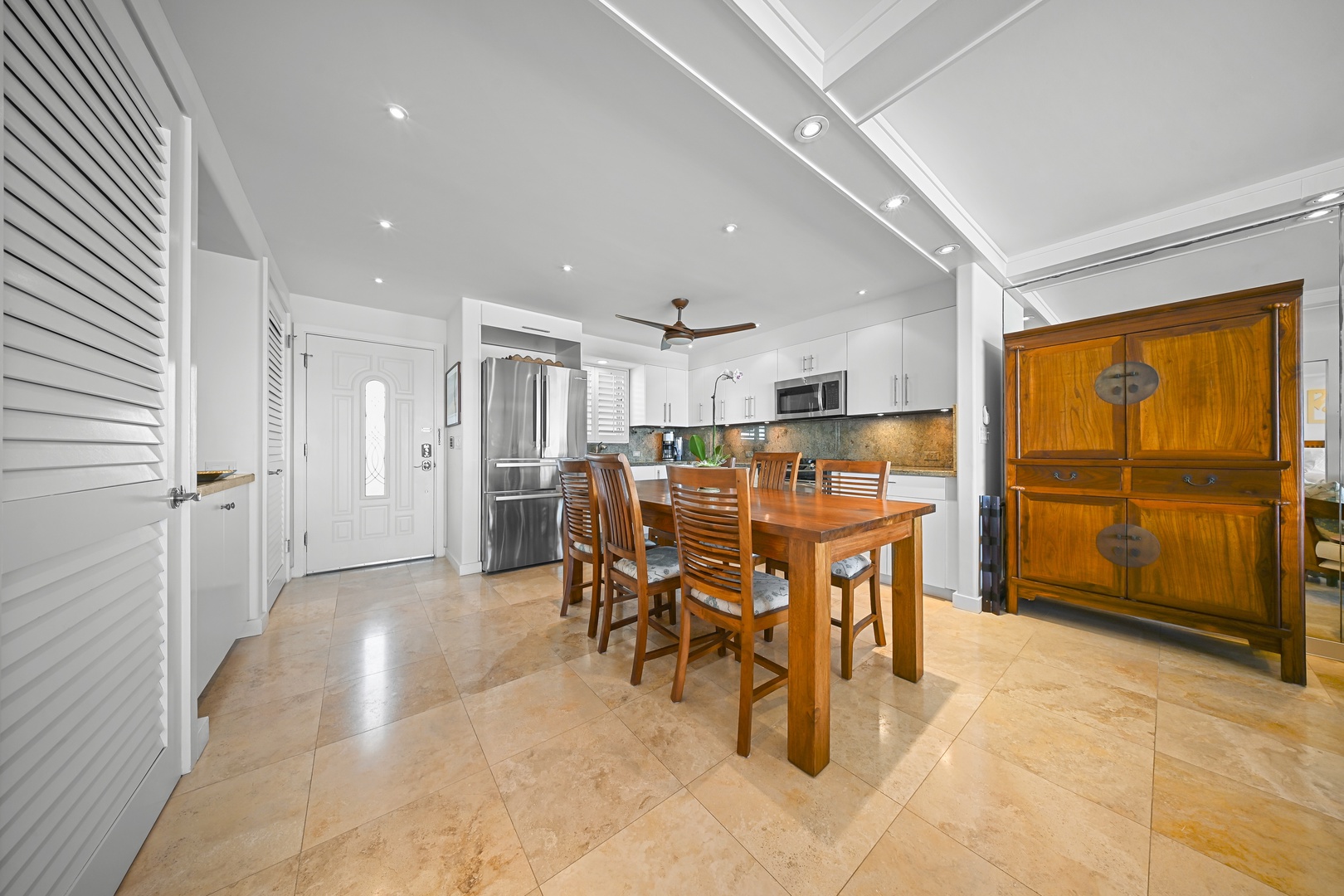 Honolulu Vacation Rentals, Kaimana Shores Getaway - The dining area offers an inviting space to enjoy breakfast before heading to nearby Kaimana Beach or Diamond Head.