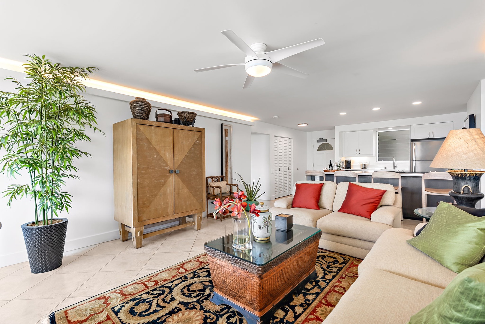 Honolulu Vacation Rentals, Colony Surf Hideaway - Coastal textures and tropical accents define this secondary lounge area—perfect for curling up with a book or catching up after exploring Waikiki.