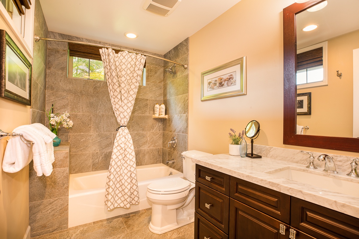 Kamuela Vacation Rentals, Mauna Lani KaMilo #311 - Downstairs second bathroom