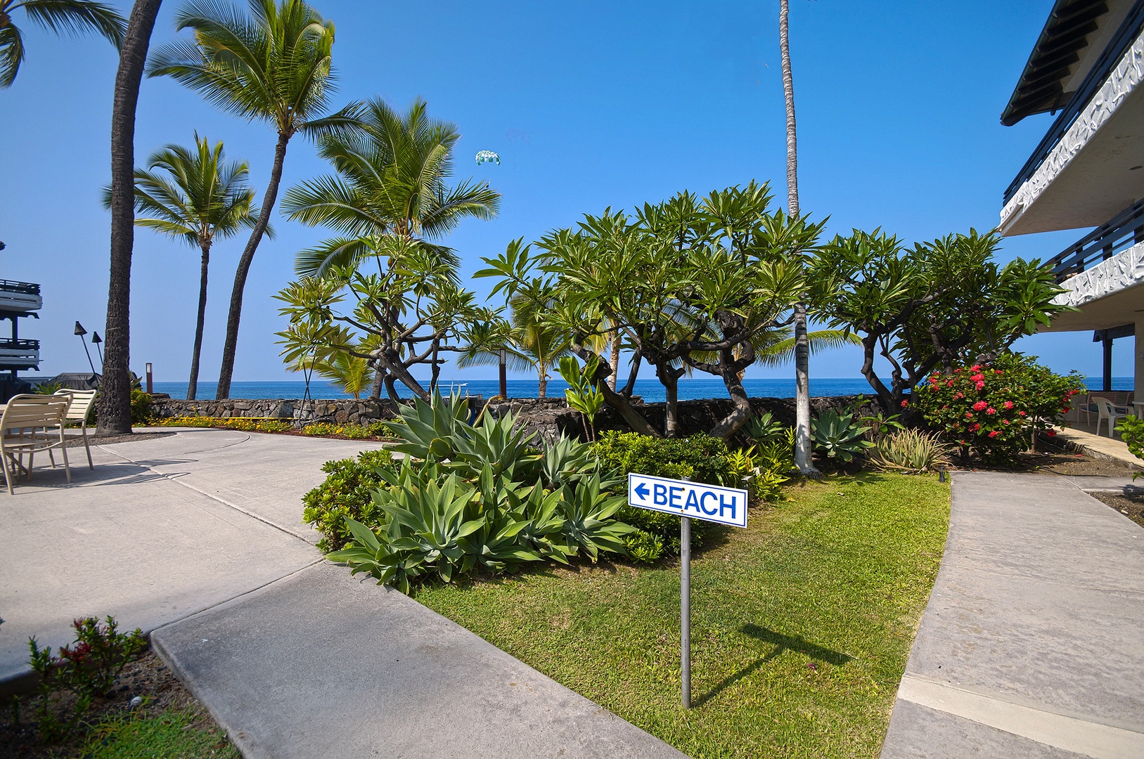 Kailua Kona Vacation Rentals, Casa De Emdeko 222 - Common area pathways