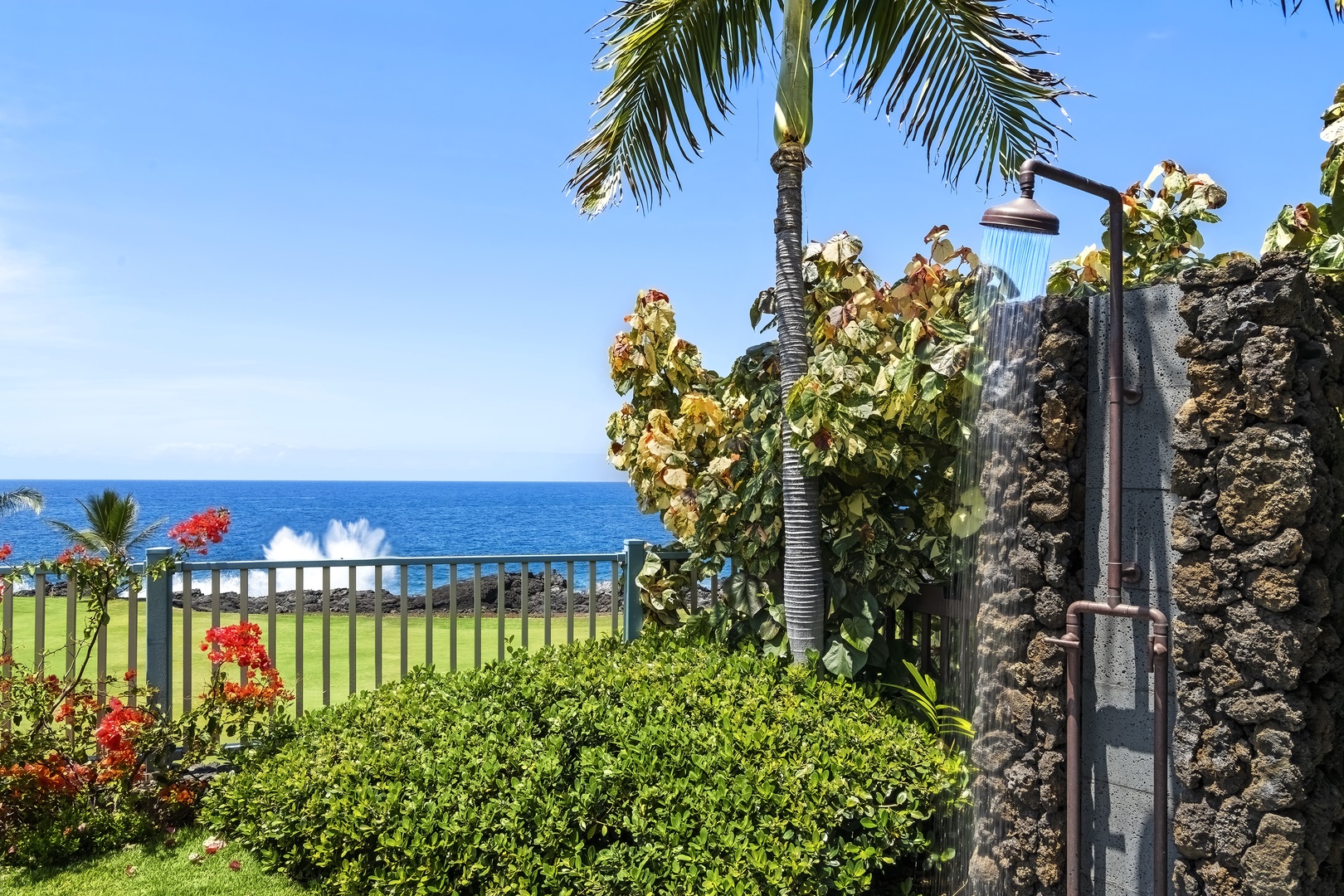 Kailua Kona Vacation Rentals, Green/Blue Combo - Outdoor shower poolside!