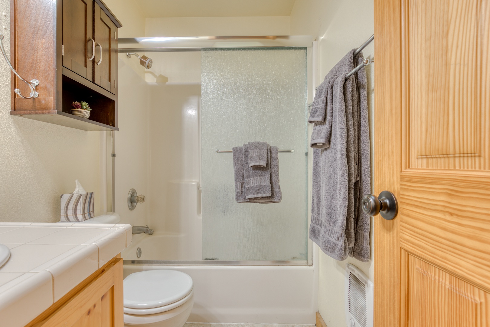 Brightwood Vacation Rentals, Riverside Retreat - Full shared bath accessible from the hallway