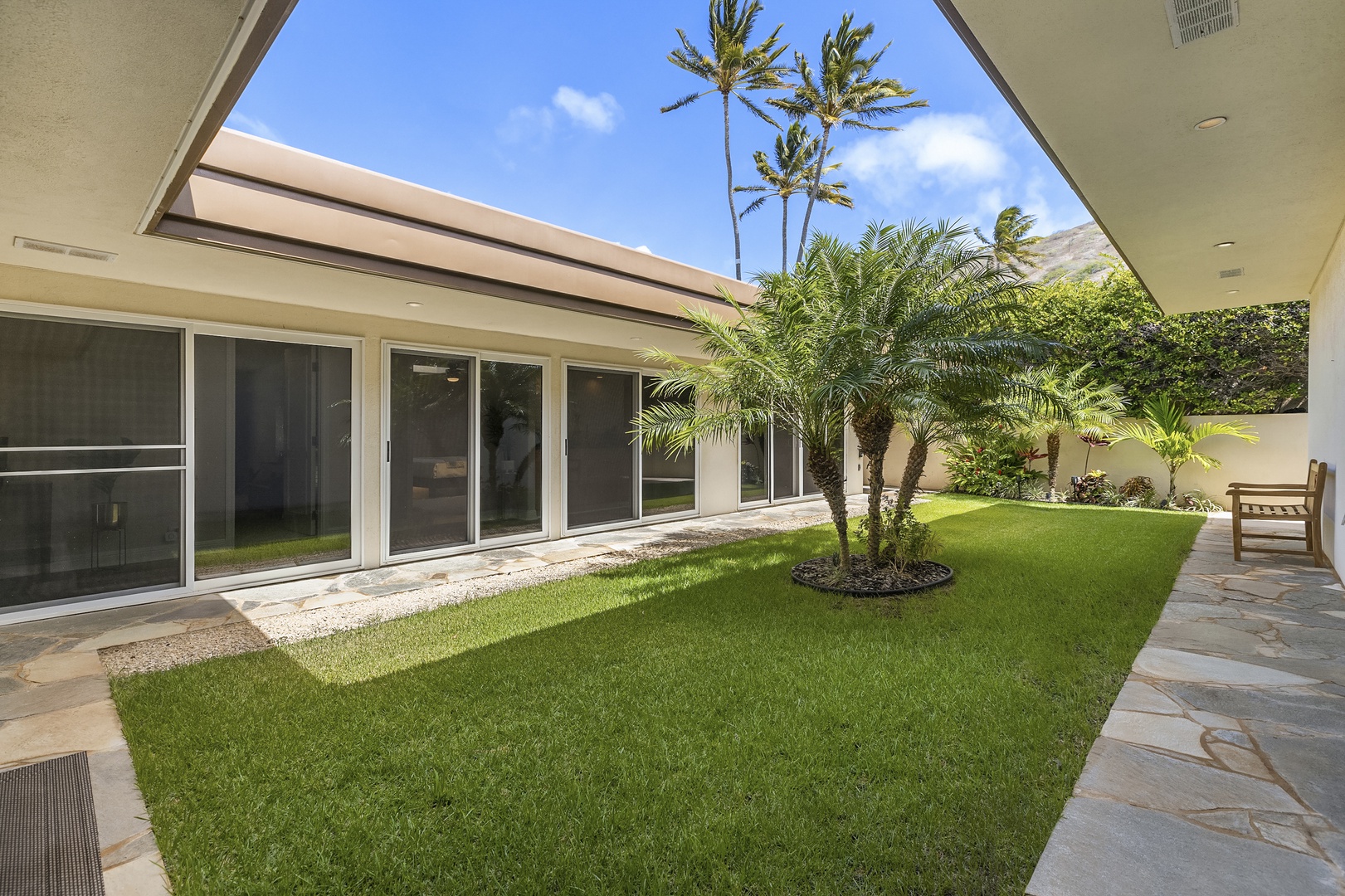 Honolulu Vacation Rentals, Hale Makana - Courtyard