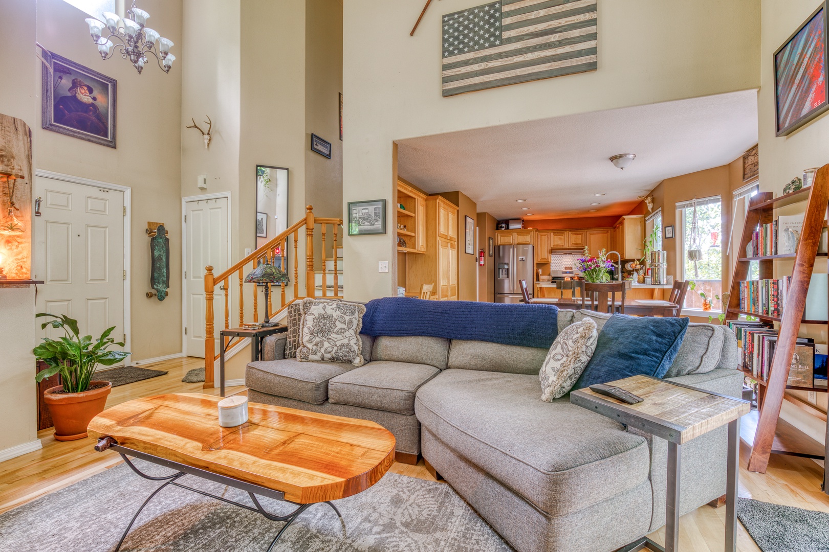 Clackamas Vacation Rentals, Duck Crossing - The living area offers the perfect space to catch up with loved ones