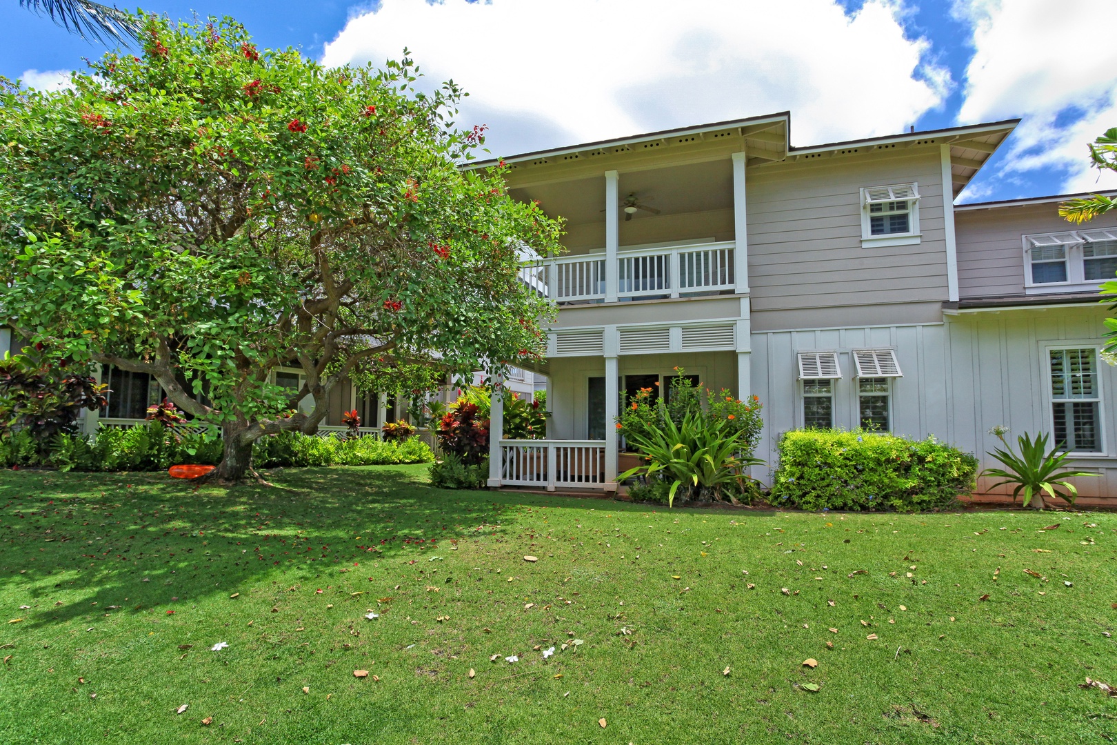 Kapolei Vacation Rentals, Coconut Plantation 1174-2 - The expansive manicured lawn at the rear of the home.
